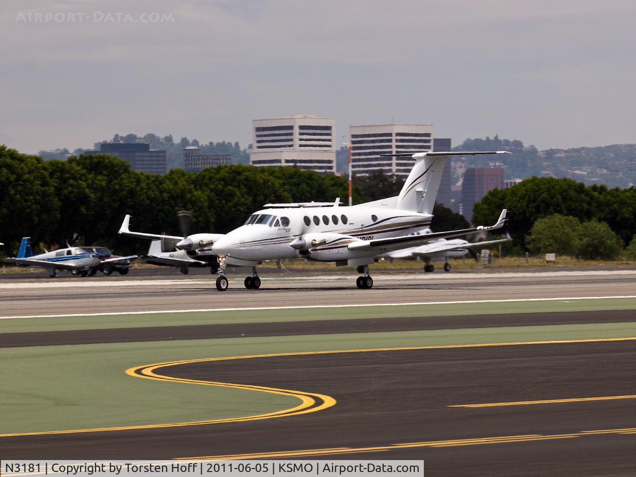 N3181, 1980 Beech 200 Super King Air C/N BB-637, N3181 departing from RWY 21