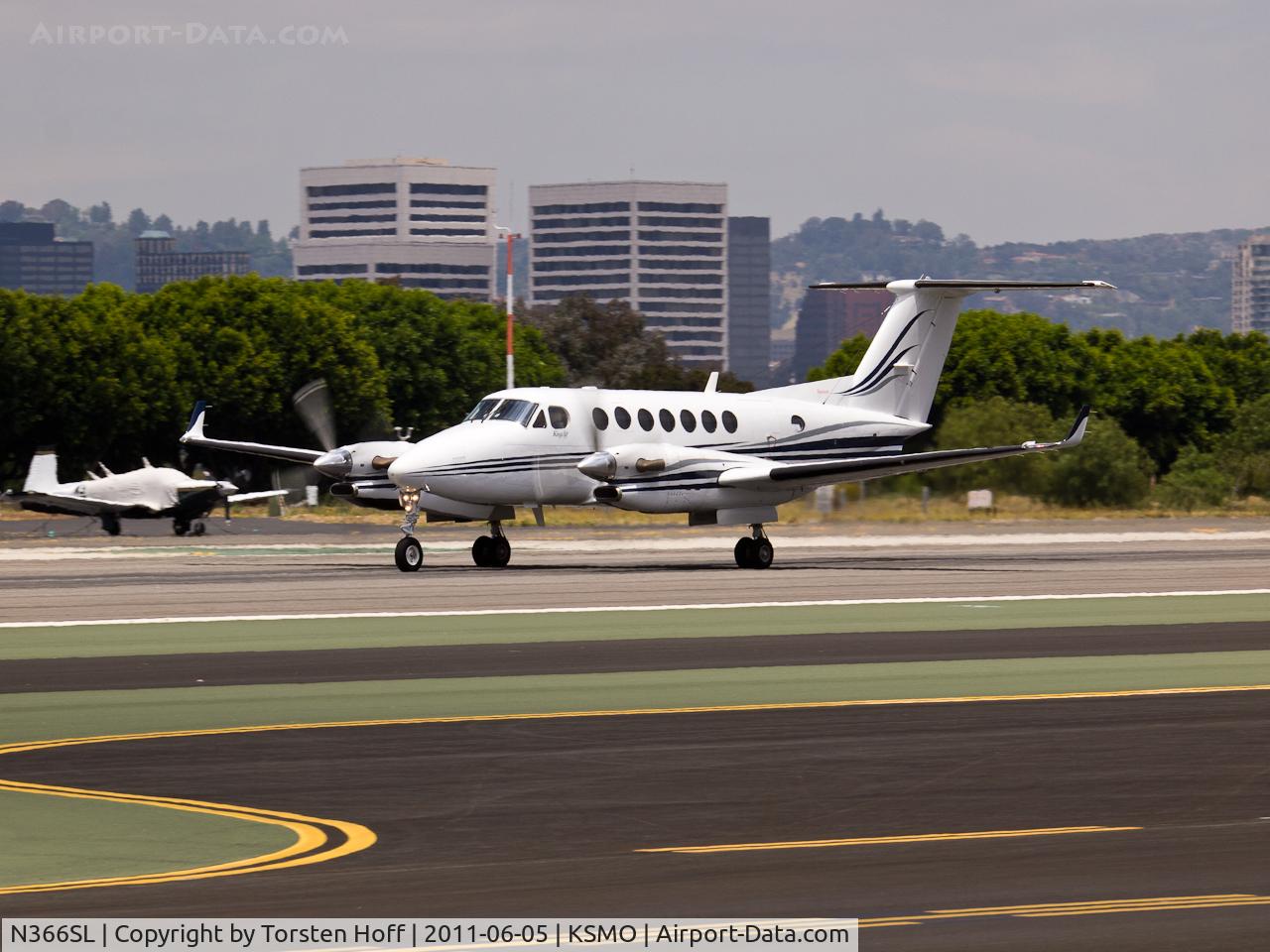 N366SL, Raytheon Aircraft Company B300 C/N FL-366, N366SL departing from RWY 21