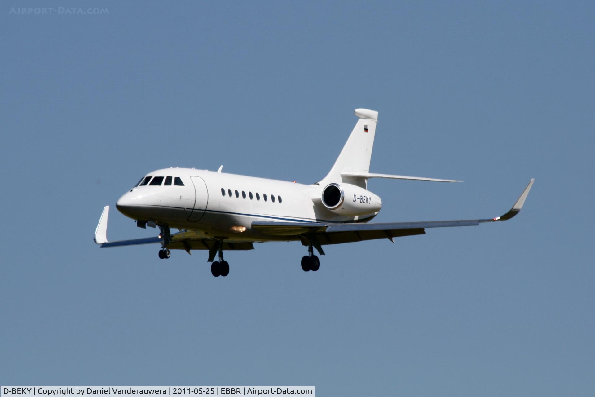 D-BEKY, 2009 Dassault Falcon 2000LX C/N 201, Arriving to RWY 25L