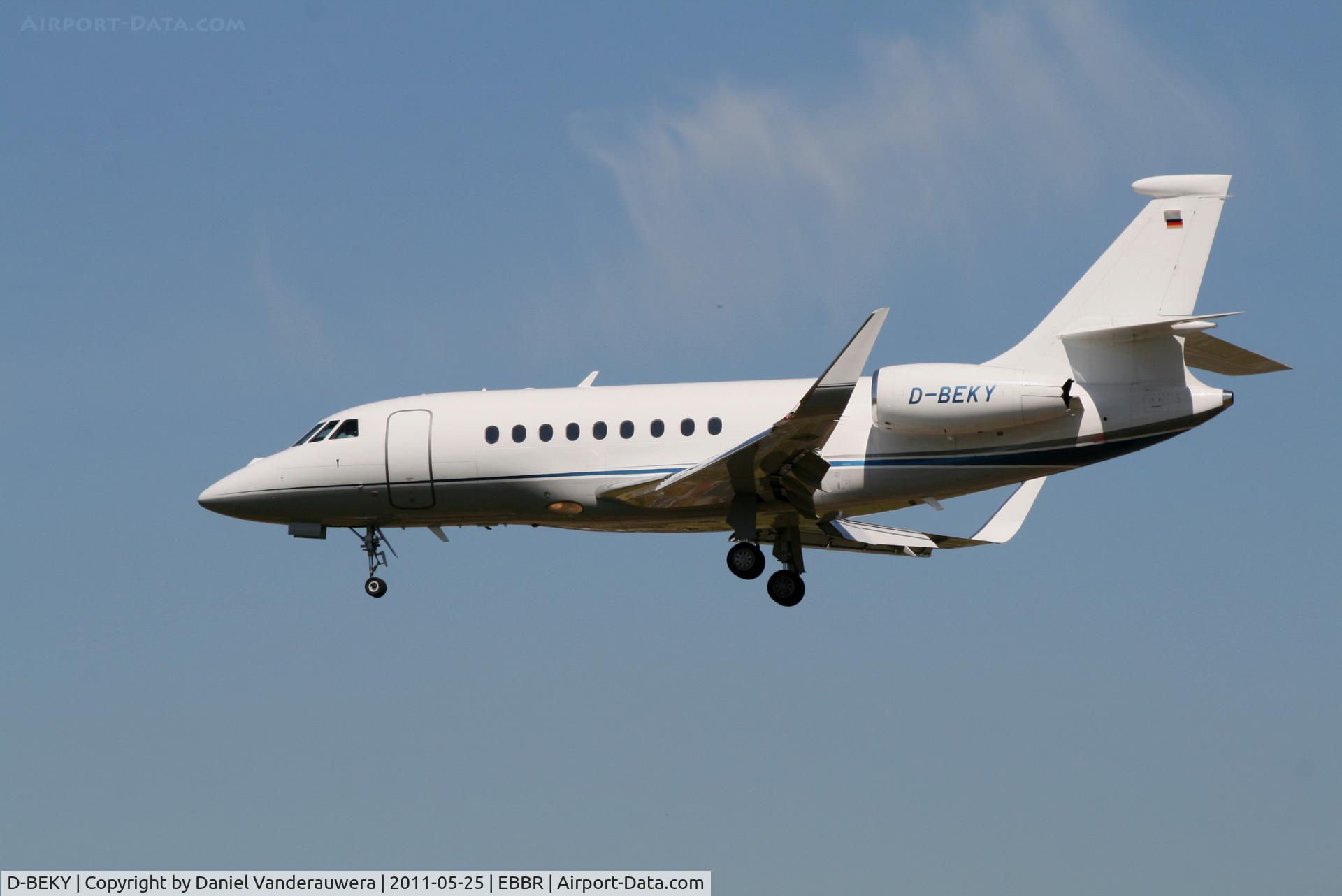 D-BEKY, 2009 Dassault Falcon 2000LX C/N 201, Descending to RWY 25L
