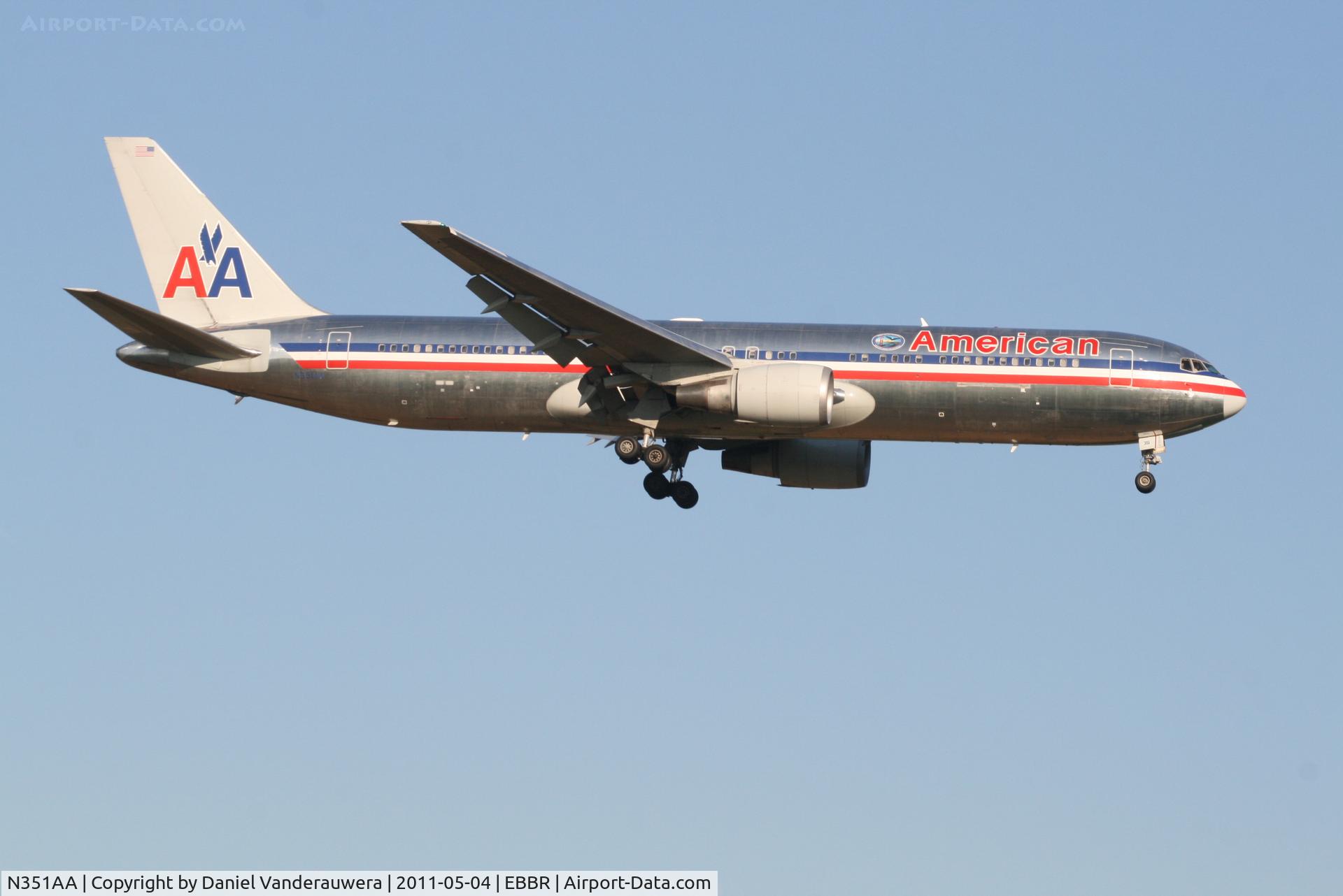 N351AA, 1988 Boeing 767-323 C/N 24032, Flight AA088 is descending to RWY 02