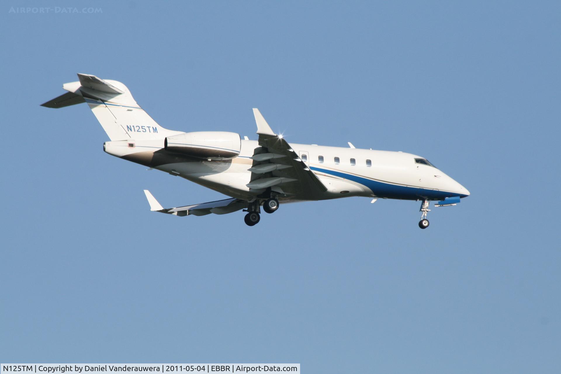 N125TM, 2006 Bombardier Challenger 300 (BD-100-1A10) C/N 20104, Descending to RWY 02