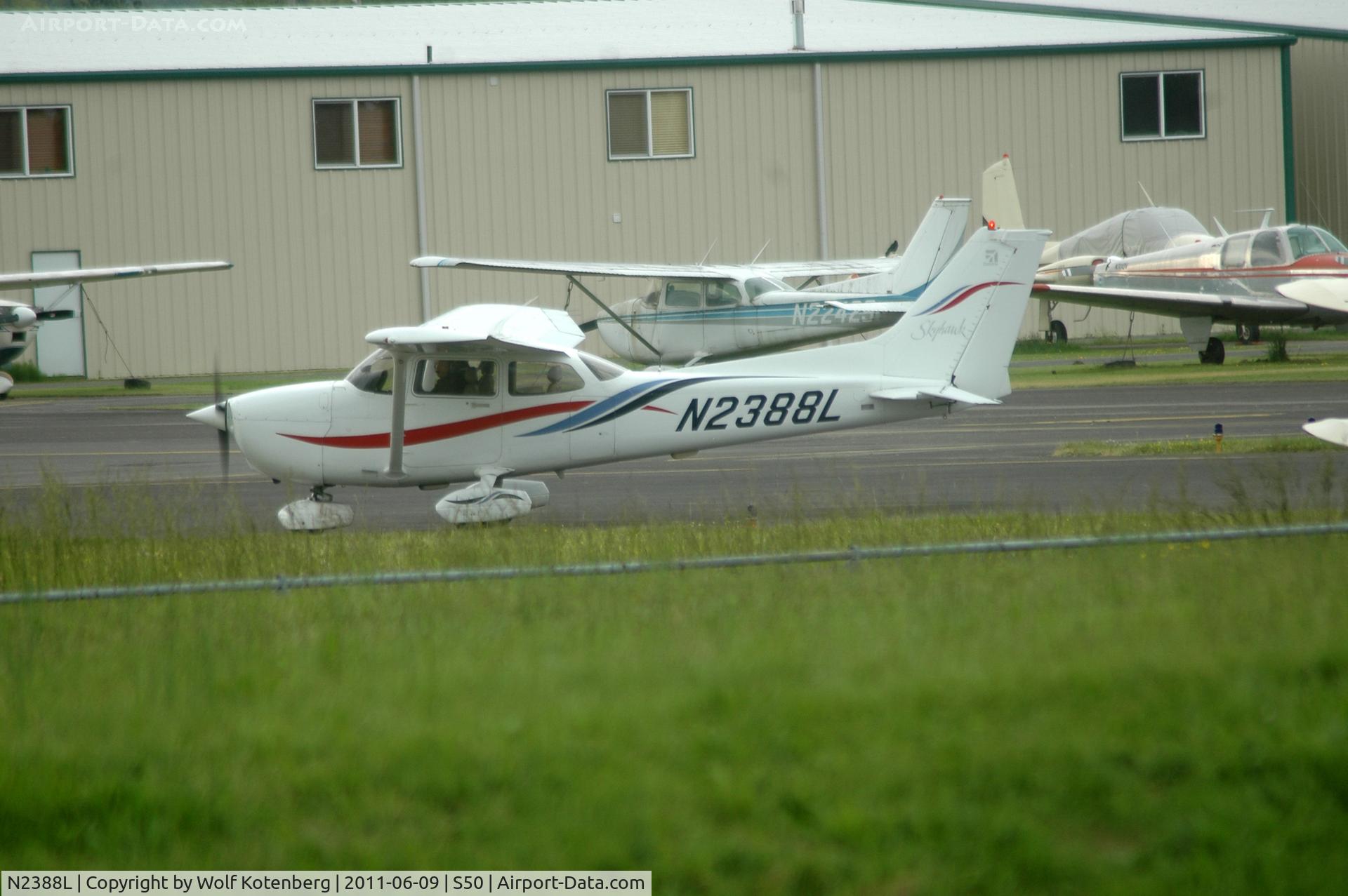 N2386L, Cessna 172S C/N 172S8278, on warm-up area