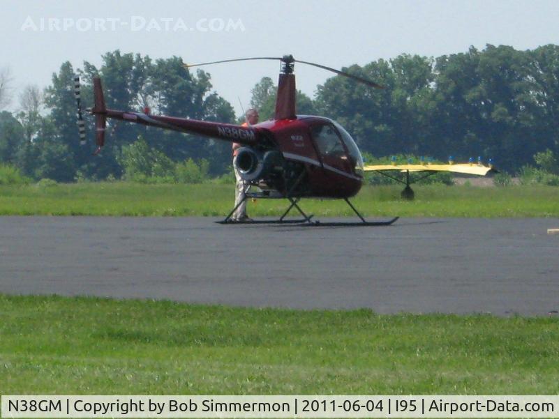 N38GM, 2001 Robinson R22 Beta C/N 3222, On the ramp at Kenton, Ohio