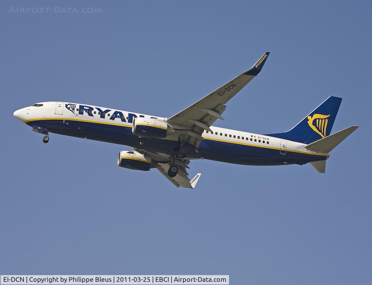 EI-DCN, 2004 Boeing 737-8AS C/N 33808, Short final rwy 25.