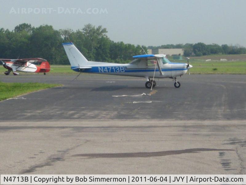 N4713B, 1979 Cessna 152 C/N 15283593, On the ramp at Jeffersonville, Indiana