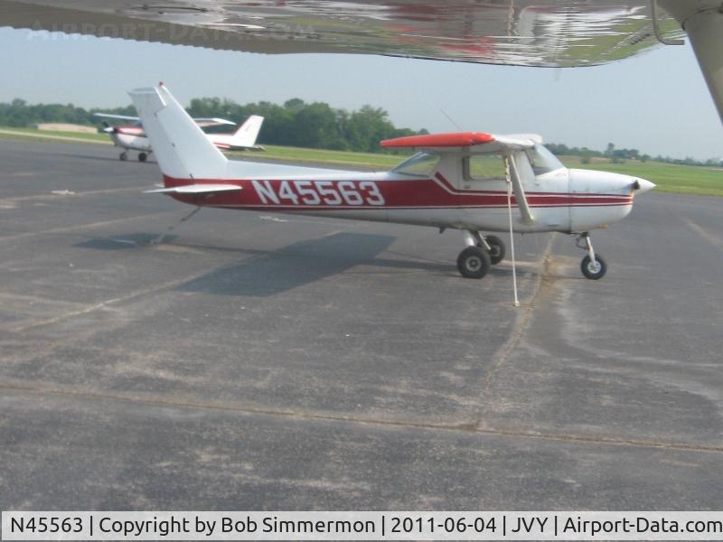 N45563, 1975 Cessna 150M C/N 15076972, On the ramp at Jeffersonville, Indiana