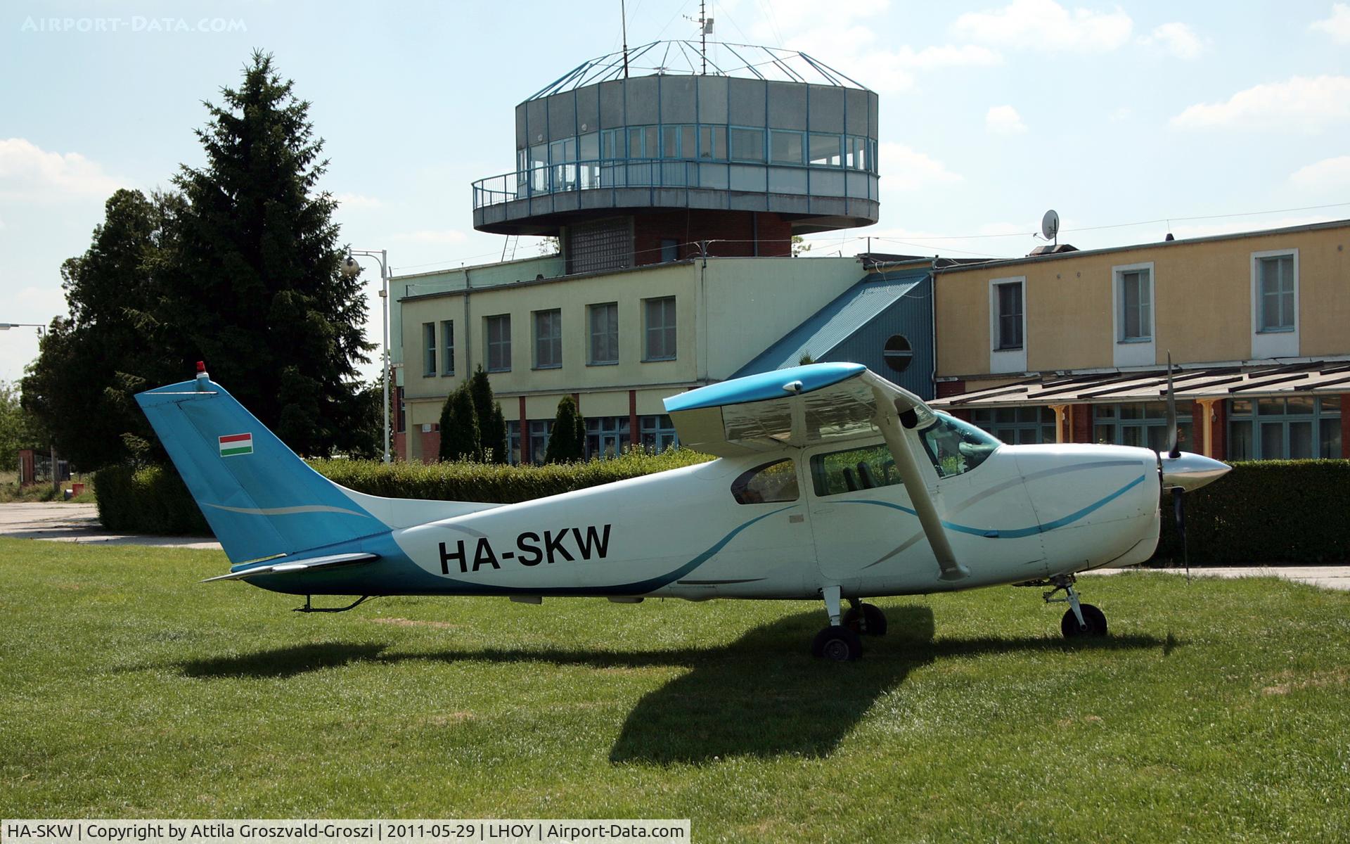 HA-SKW, Cessna 210 C/N 57526, Öcsény Airport - Hungary