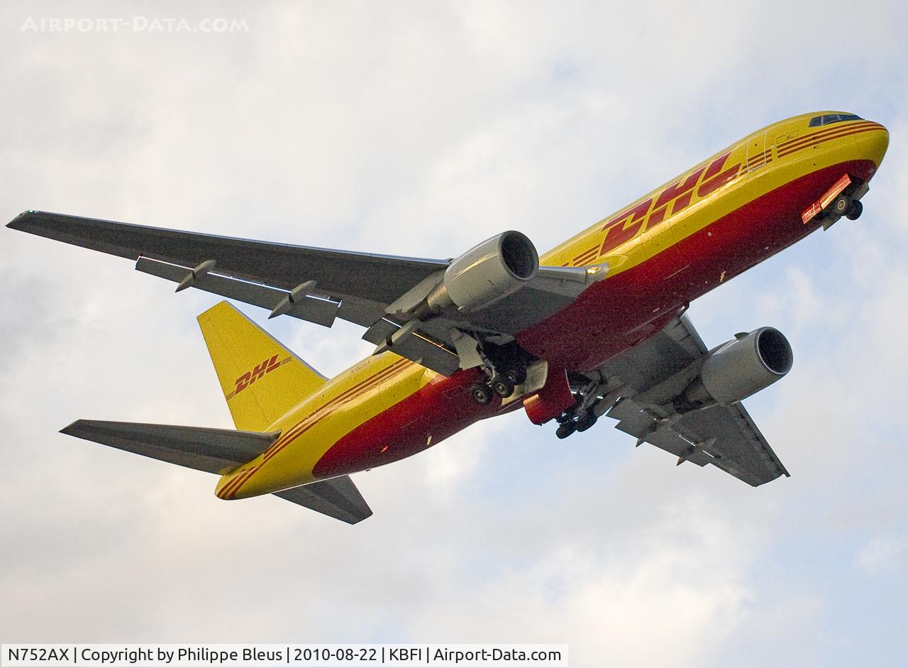 N752AX, 1988 Boeing 767-200 C/N 23434, Climbing from rwy 13R.