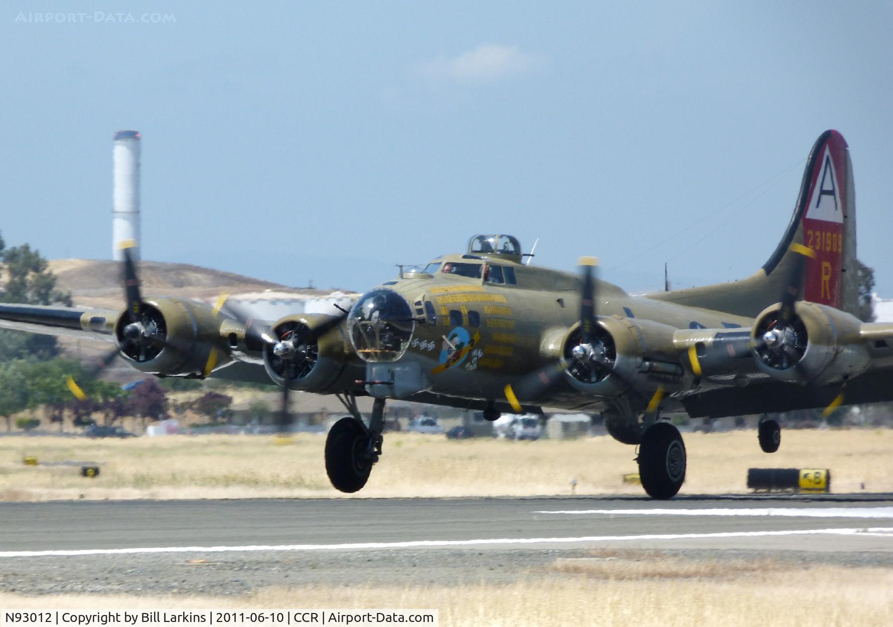 N93012, 1944 Boeing B-17G-30-BO Flying Fortress C/N 32264, Landing at CCR.
