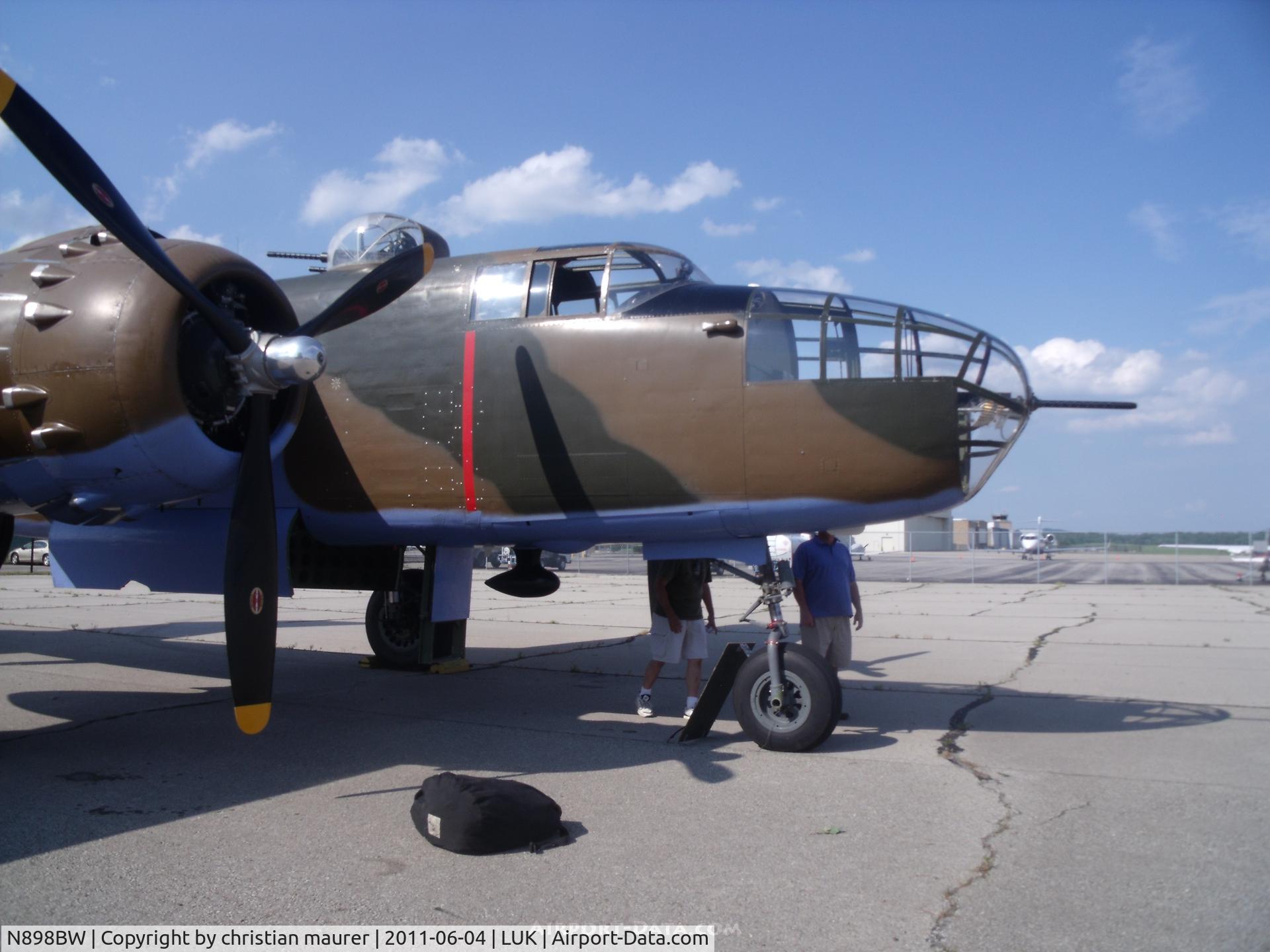 N898BW, 1945 North American TB-25N Mitchell C/N 108-47749 (45-8898), at luk