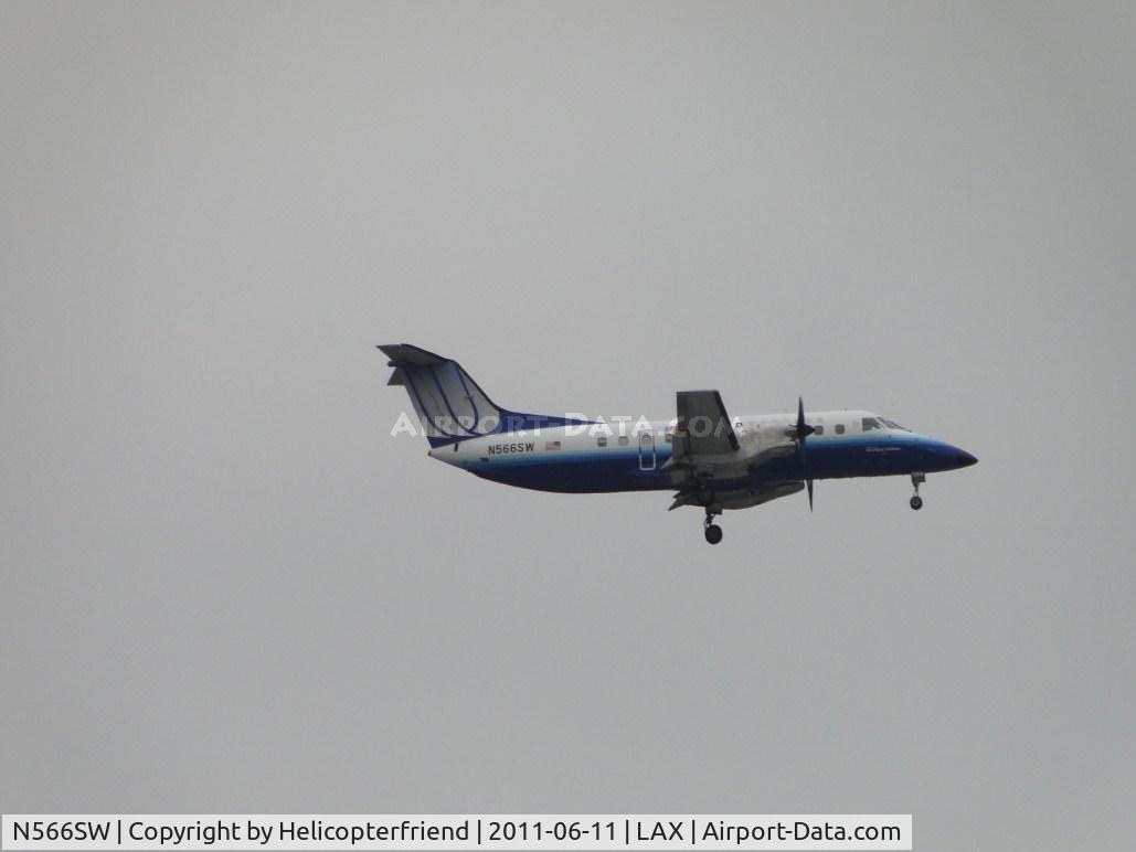 N566SW, 1998 Embraer EMB-120ER Brasilia C/N 120341, United Express on final to runway 24