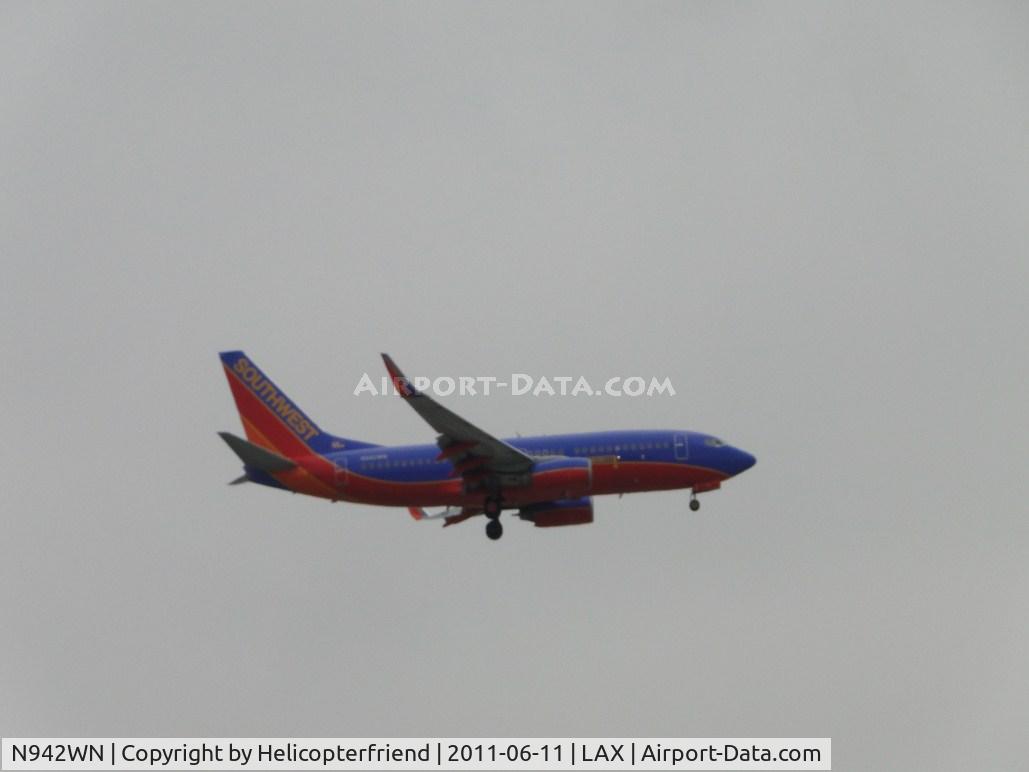 N942WN, 2009 Boeing 737-7H4 C/N 36648, On final to runway 24