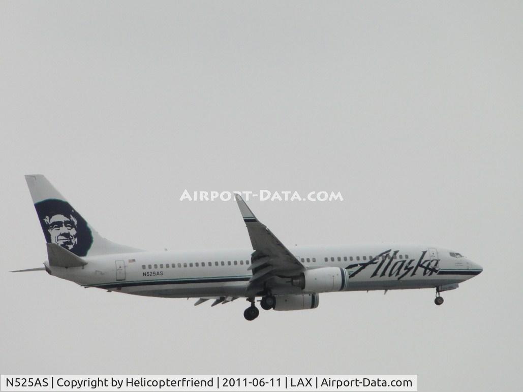 N525AS, 2009 Boeing 737-890 C/N 35692, On final to runway 24