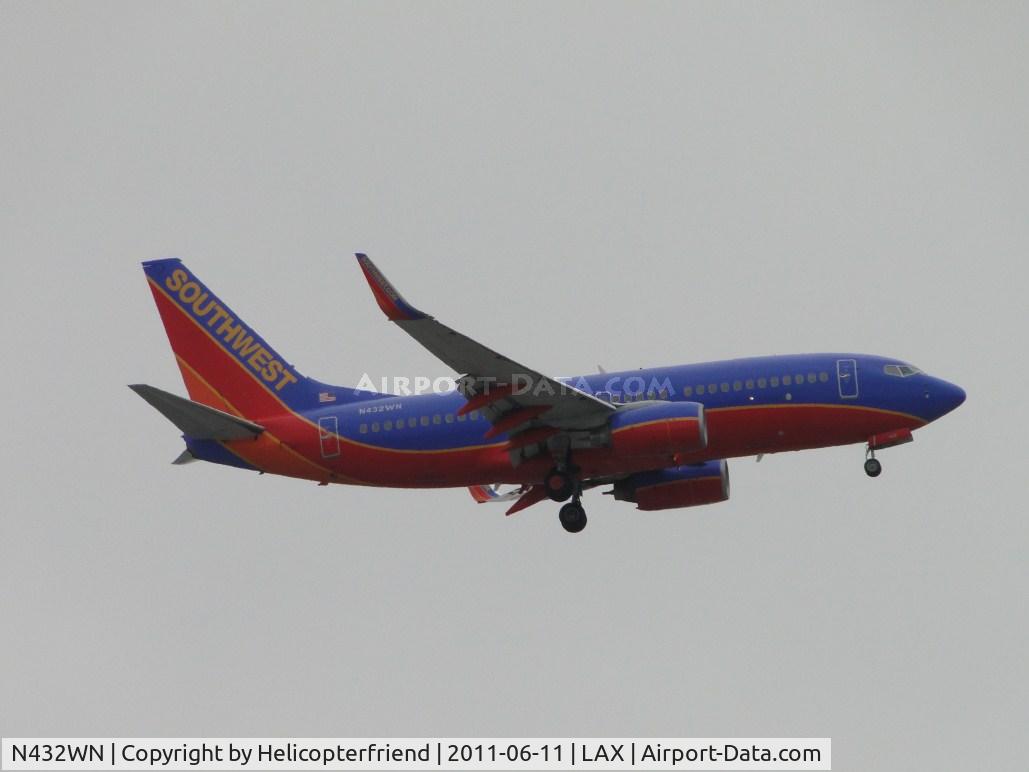N432WN, 2003 Boeing 737-7H4 C/N 33715, On final to runway 24