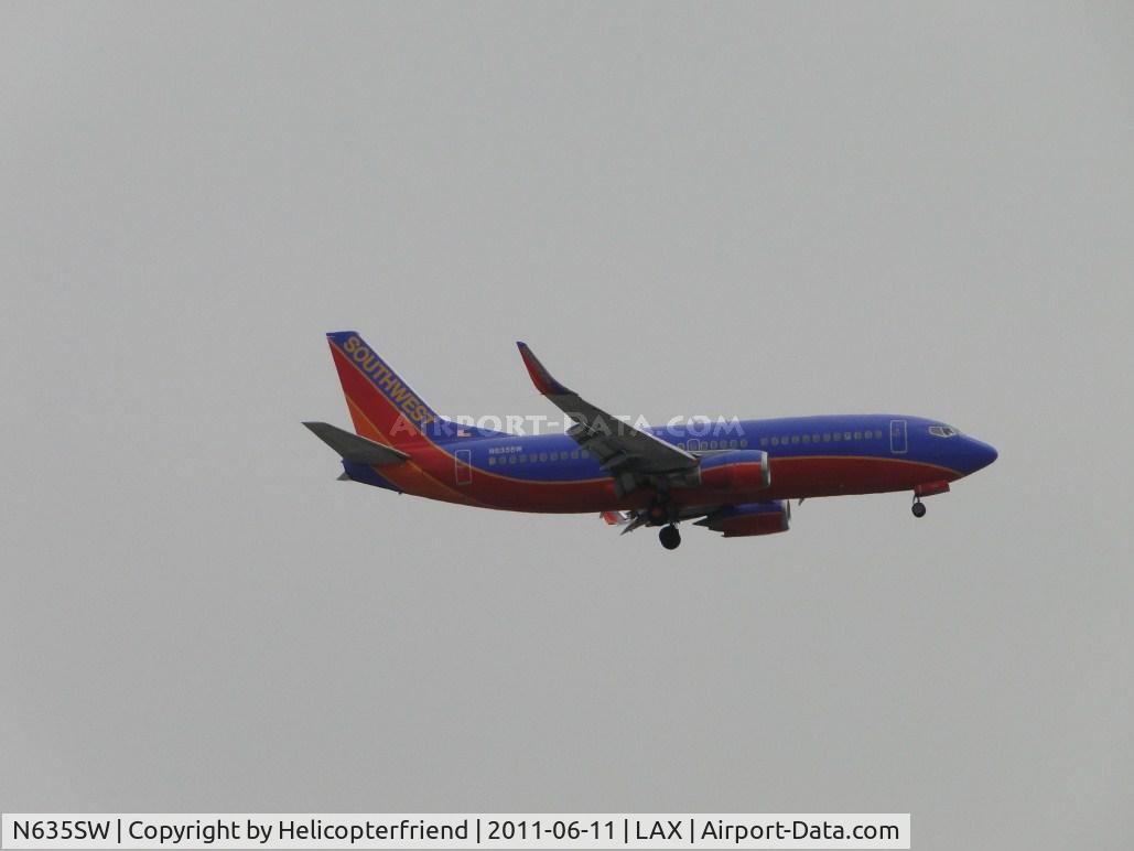 N635SW, 1996 Boeing 737-3H4 C/N 27708, On final to runway 24