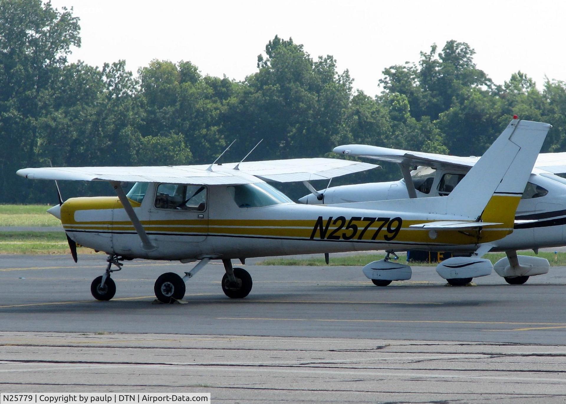 N25779, 1977 Cessna 152 C/N 15280780, At Downtown Shreveport.