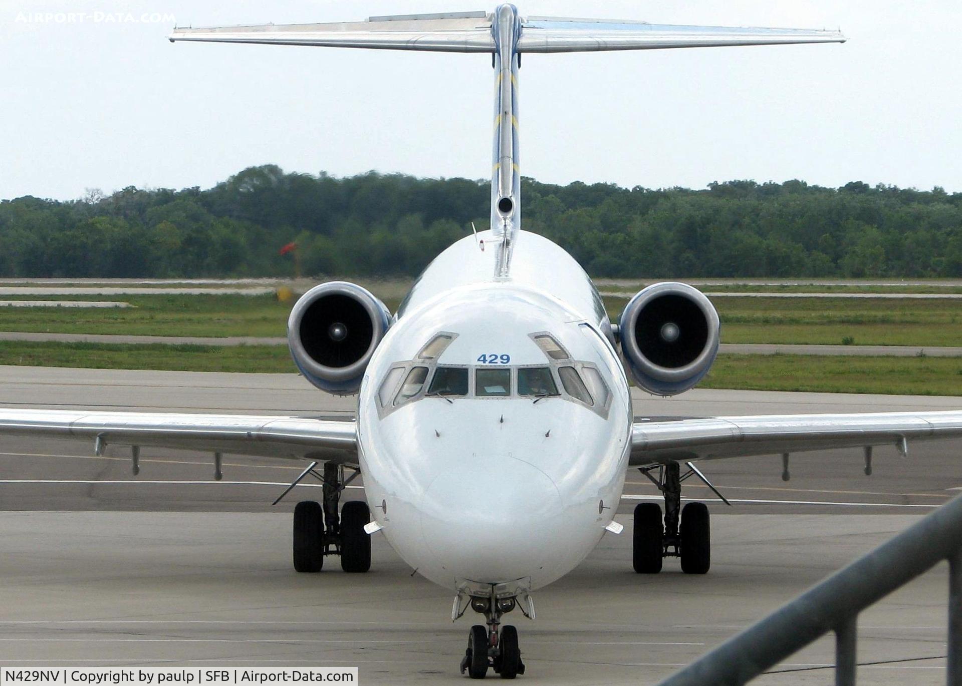 N429NV, 1985 McDonnell Douglas MD-83 (DC-9-83) C/N 49385, Arriving at the gate at Sanford.