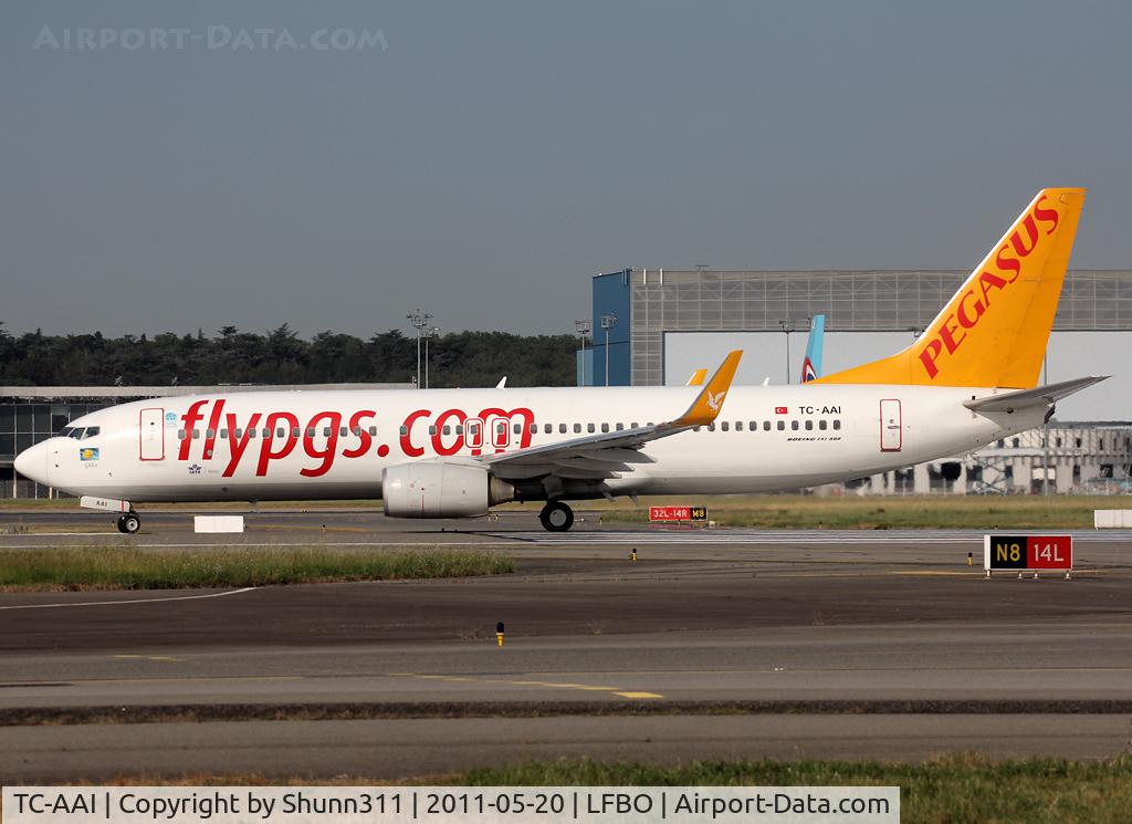 TC-AAI, 2008 Boeing 737-82R C/N 35699, Ready for take off rwy 14L... Additional small sticker under cockpit only on left side...