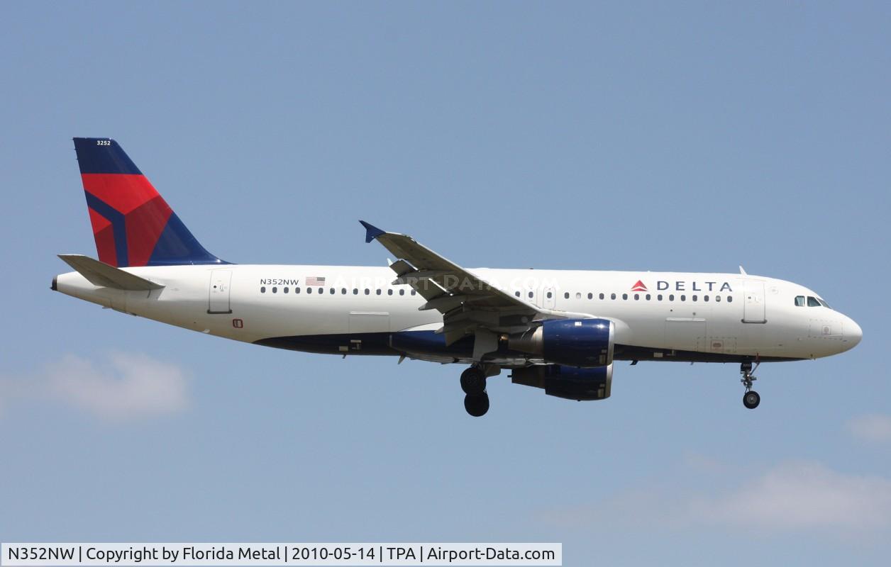 N352NW, 1998 Airbus A320-212 C/N 778, Delta A320