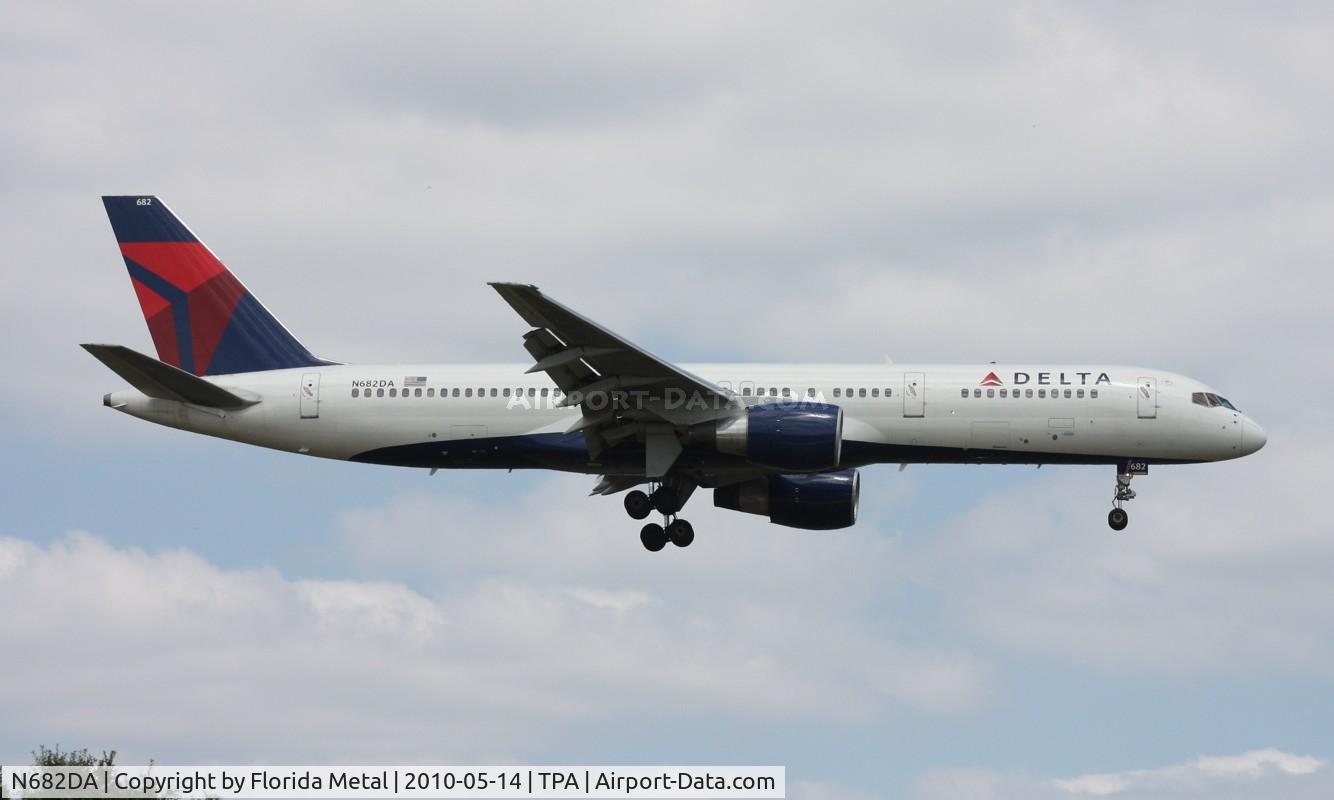 N682DA, 1993 Boeing 757-232 C/N 26958, Delta 757