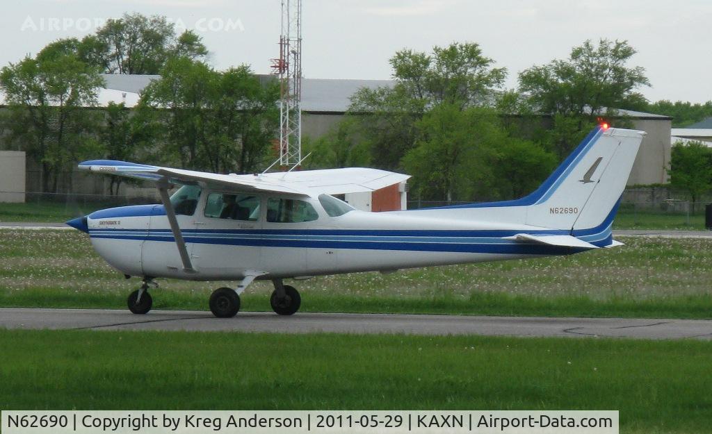 N62690, 1981 Cessna 172P C/N 17275326, Cessna 172P Skyhawk taxiing to runway 13.