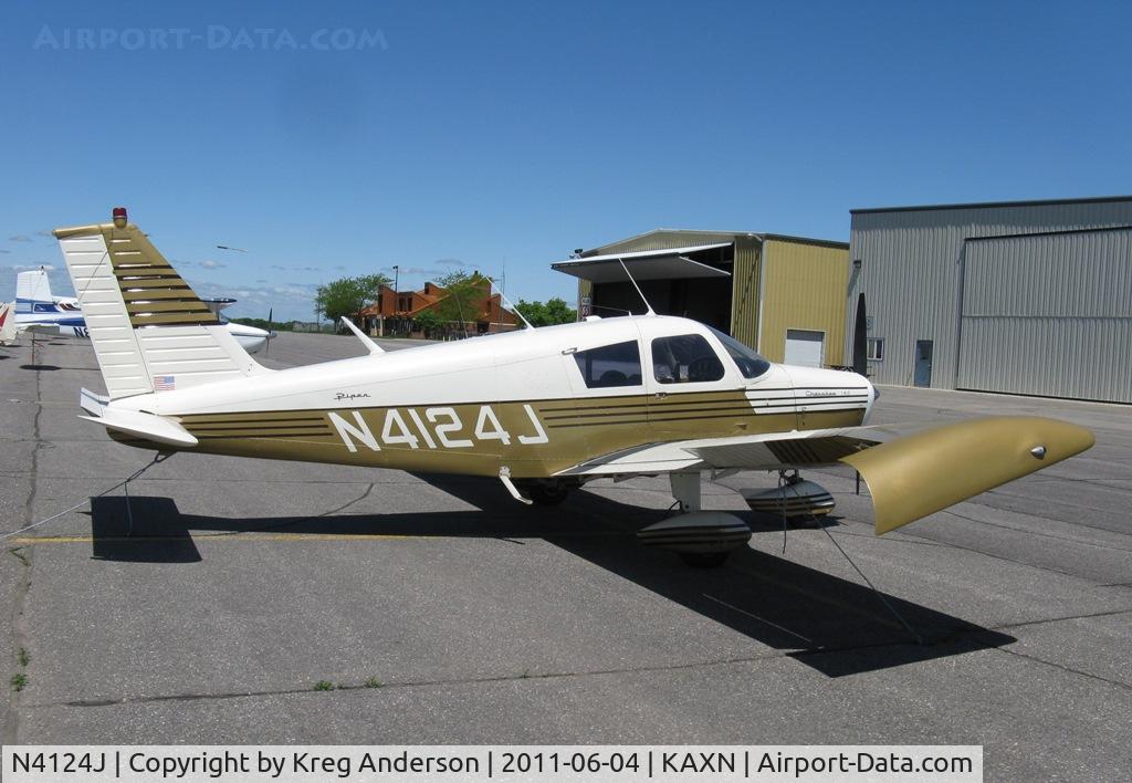 N4124J, 1966 Piper PA-28-140 C/N 28-22443, Piper PA-28-140 Cherokee on the line.