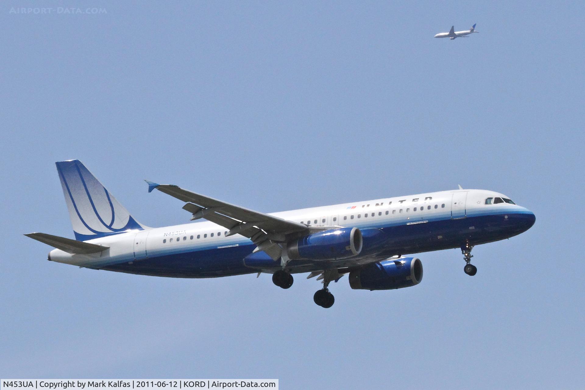 N453UA, 1999 Airbus A320-232 C/N 1001, United Airlines Airbus A320-232, UAL859 arriving from KOMA, on approach RWY 10 KORD - (above) UAL907, out of 9,000' on the downwind arriving from EDDM.