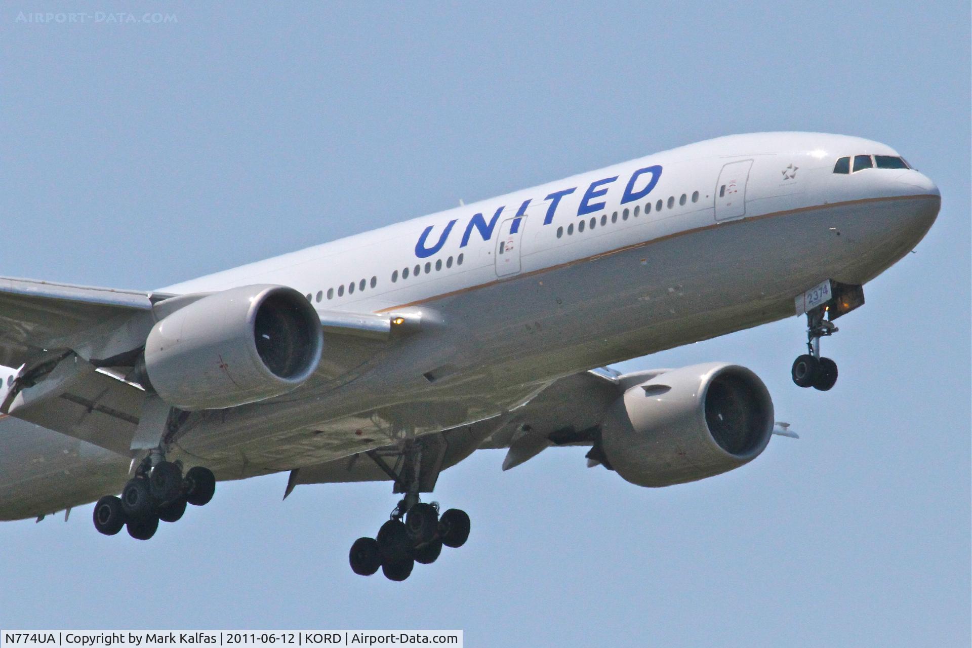 N774UA, 1996 Boeing 777-222 C/N 26936, United Airlines Boeing 777-222, UAL907 arriving from EDDM (Munich), RWY 10 approach KORD.