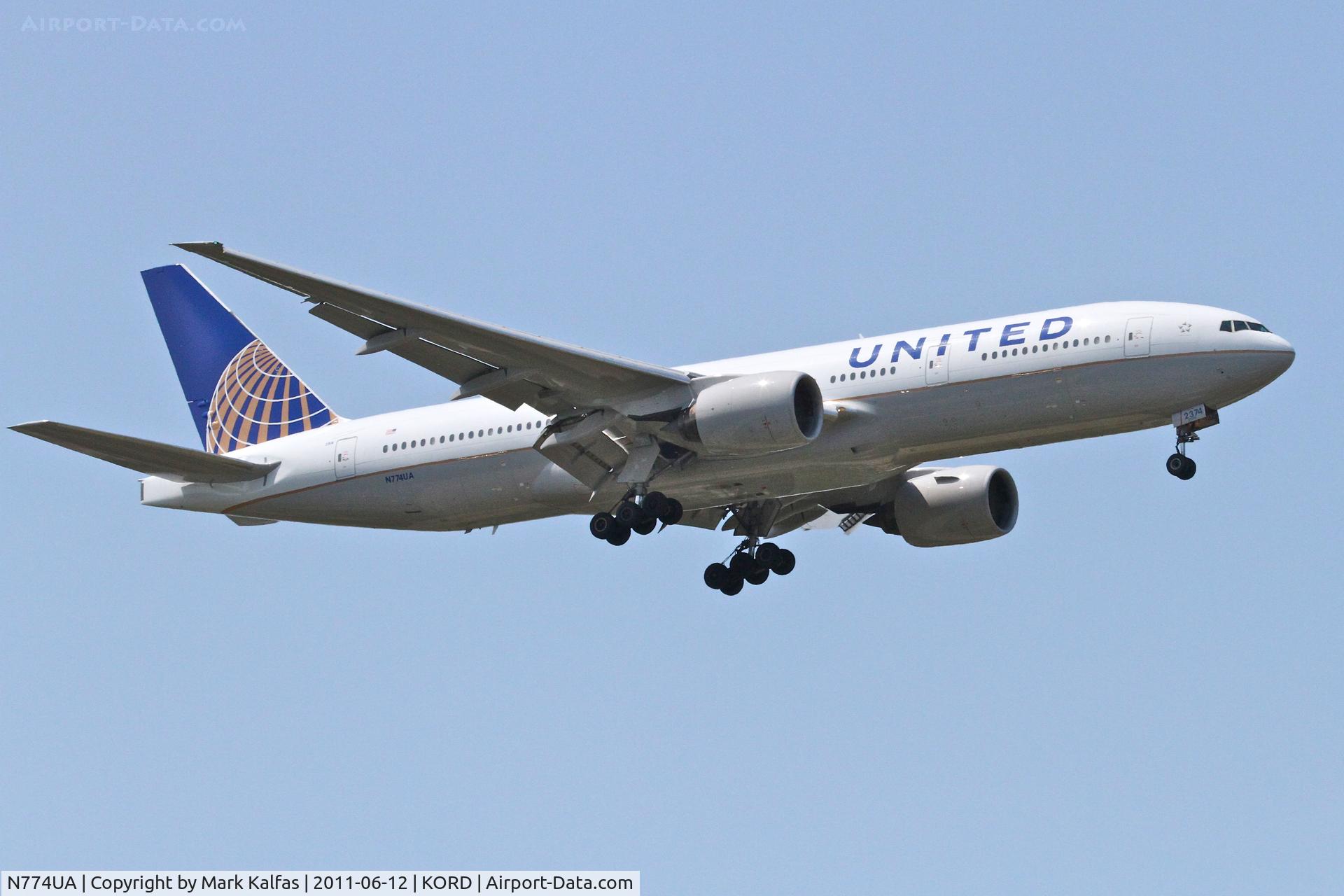 N774UA, 1996 Boeing 777-222 C/N 26936, United Airlines Boeing 777-222, UAL907 arriving from EDDM (Munich), RWY 10 approach KORD.