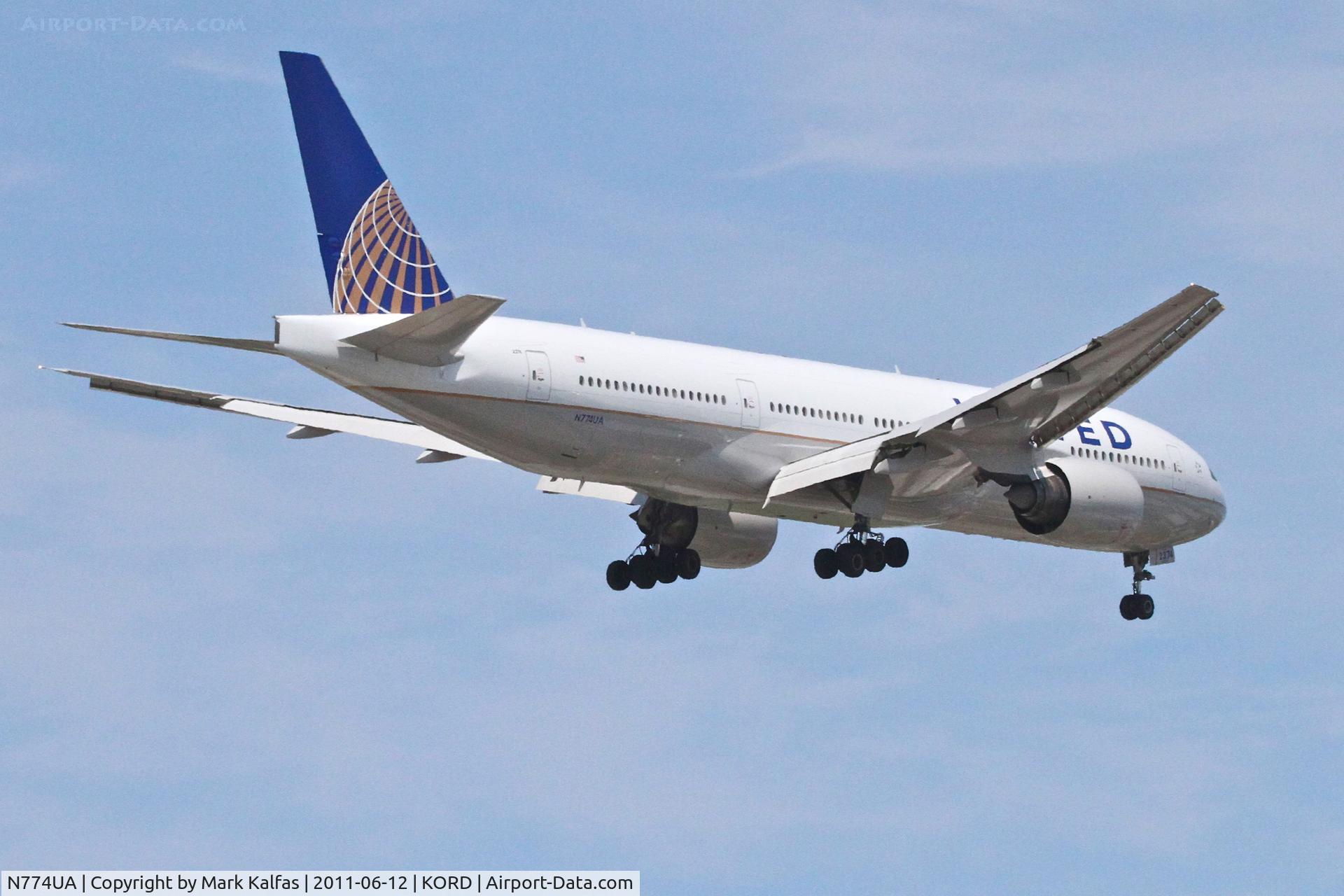 N774UA, 1996 Boeing 777-222 C/N 26936, United Airlines Boeing 777-222, UAL907 arriving from EDDM (Munich), RWY 10 approach KORD.