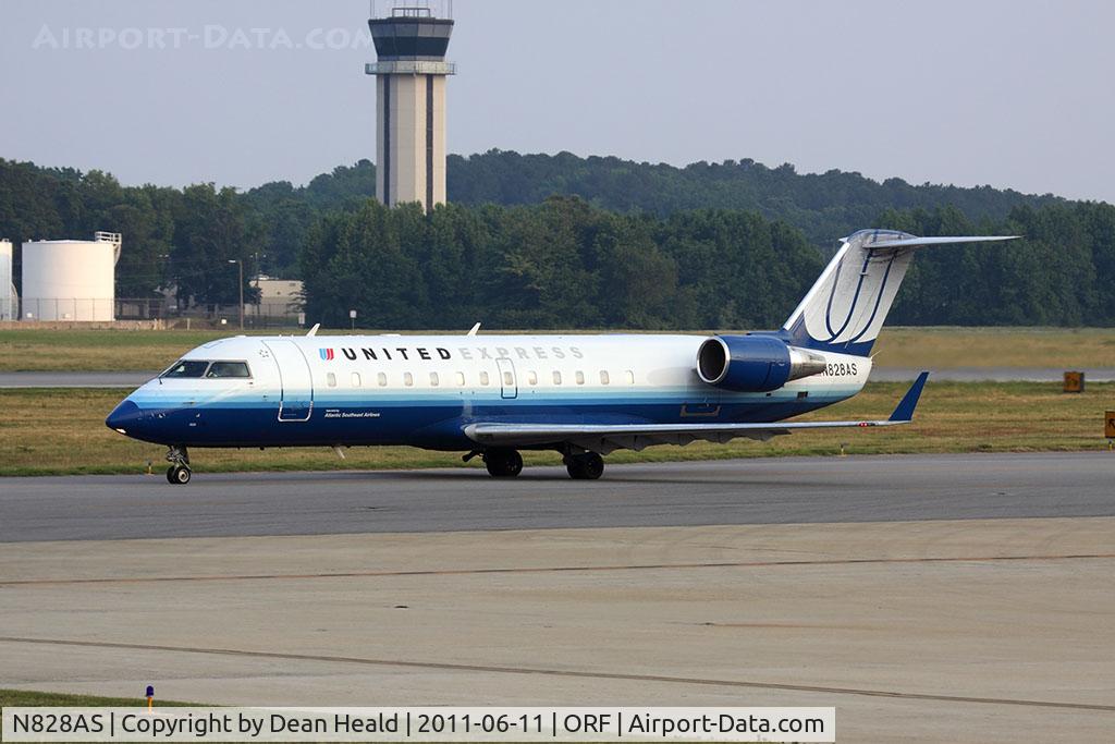 N828AS, 1997 Canadair CRJ-200ER (CL-600-2B19) C/N 7213, United Express (Atlantic Southeast Airlines) N828AS (FLT ASQ5705) taxiing to RWY 23 for departure to Chicago O'Hare Int'l (KORD).