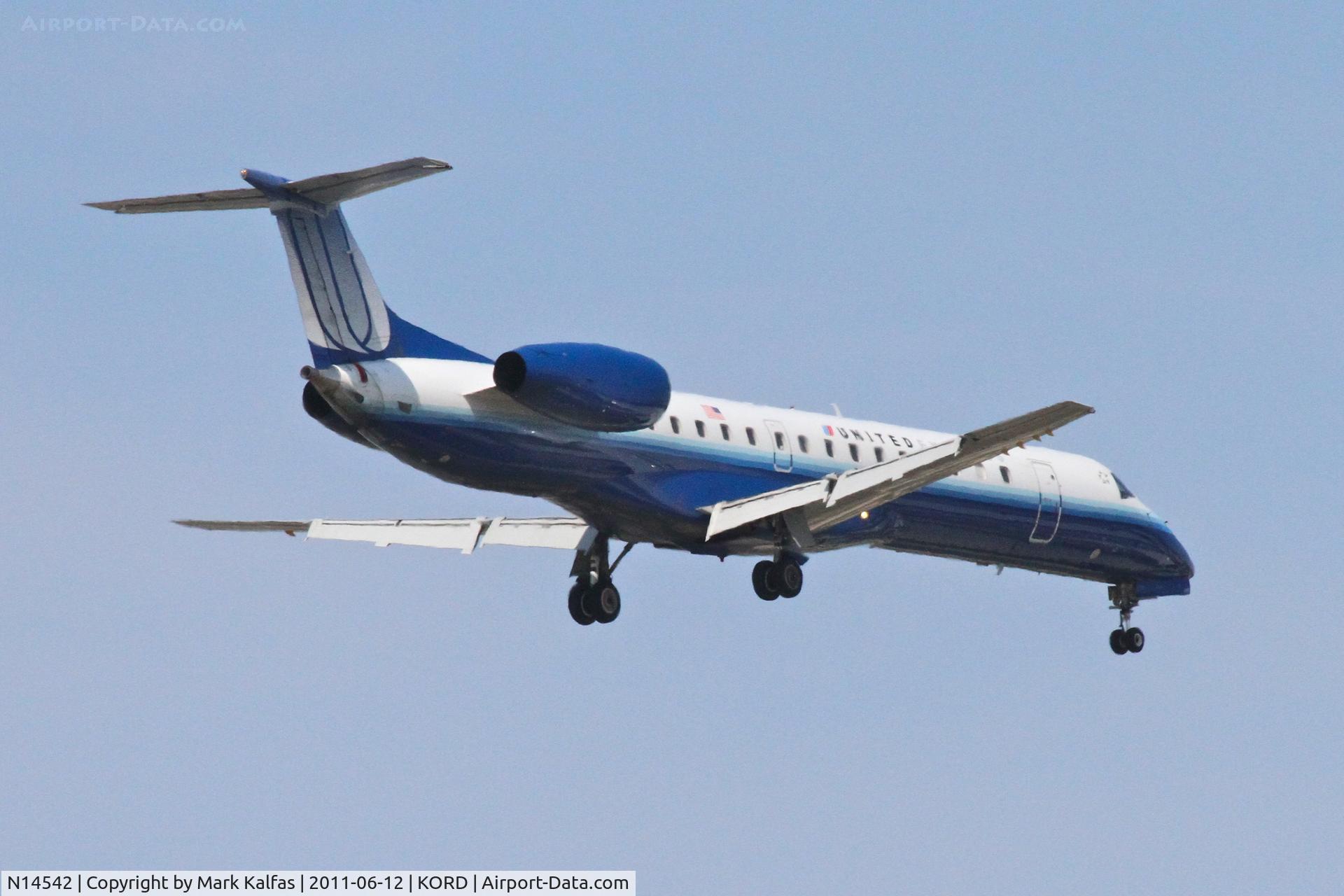 N14542, 2001 Embraer ERJ-145LR (EMB-145LR) C/N 145547, ExpressJet/United Express Embraer EMB-145LR, BTA6112 arriving from KGRB, RWY 10 approach KORD.