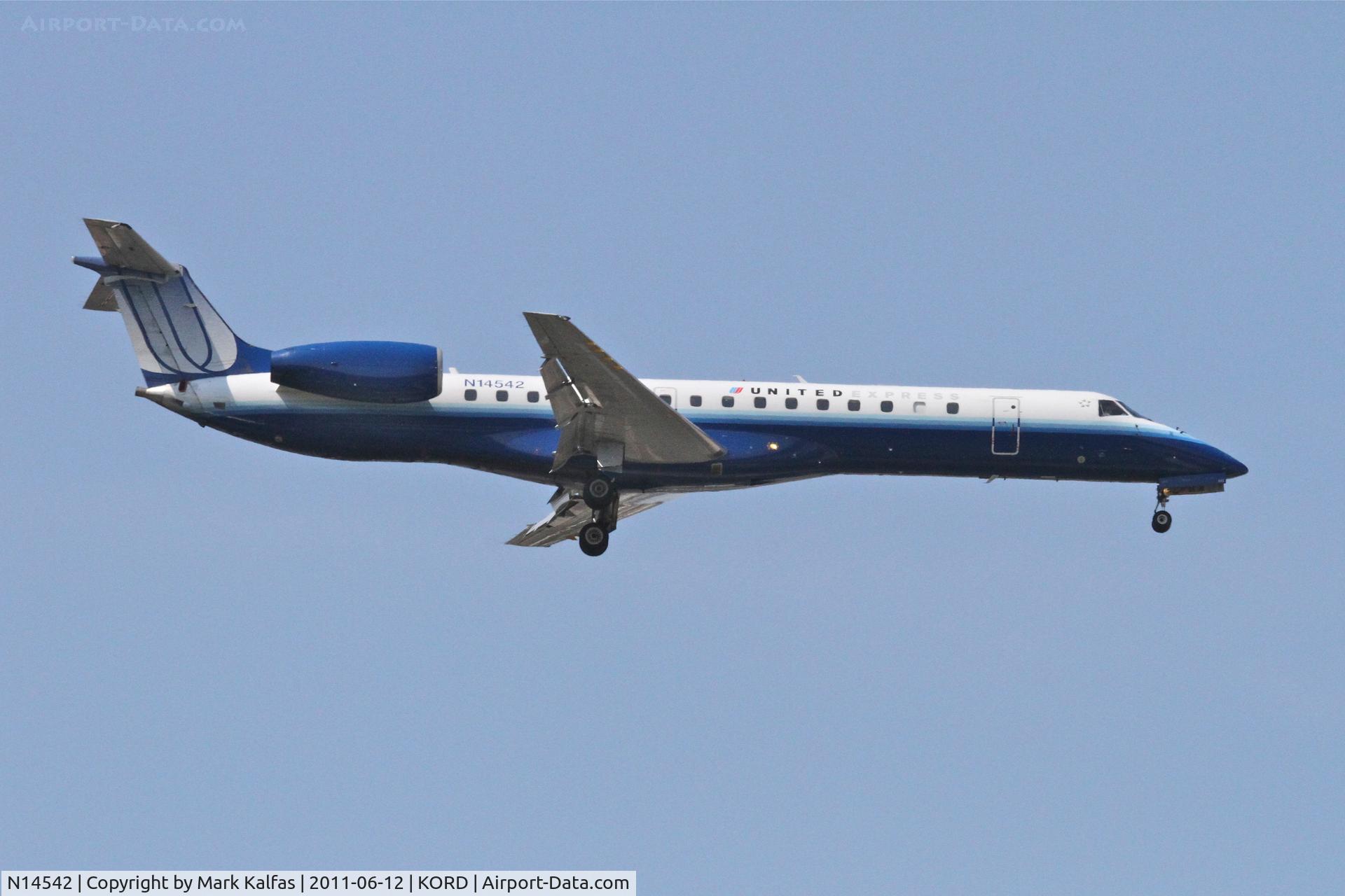 N14542, 2001 Embraer ERJ-145LR (EMB-145LR) C/N 145547, ExpressJet/United Express Embraer EMB-145LR, BTA6112 arriving from KGRB, RWY 10 approach KORD.