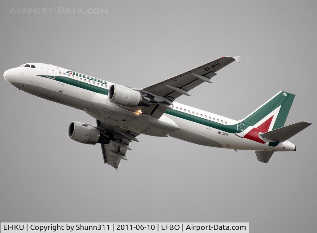 EI-IKU, 2000 Airbus A320-214 C/N 1217, Taking off from rwy 32R