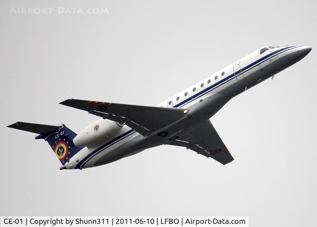 CE-01, 2001 Embraer ERJ-135LR (EMB-135LR) C/N 145449, Taking off from rwy 32R