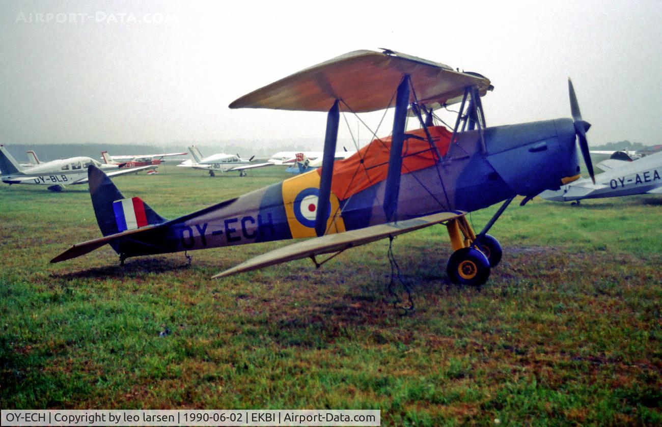 OY-ECH, De Havilland DH-82A Tiger Moth II C/N 85234, 2.6.90 Billund Airport 25th anniversary.Rainy day