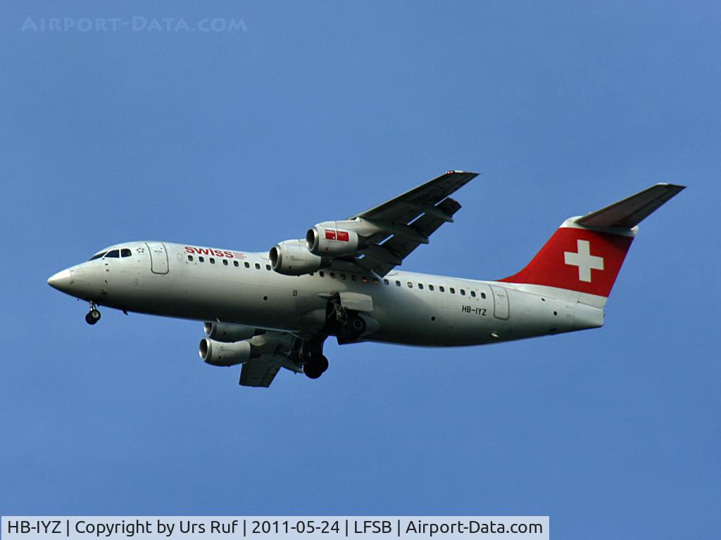 HB-IYZ, 1998 British Aerospace Avro 146-RJ100 C/N 0338, on final for runway 33