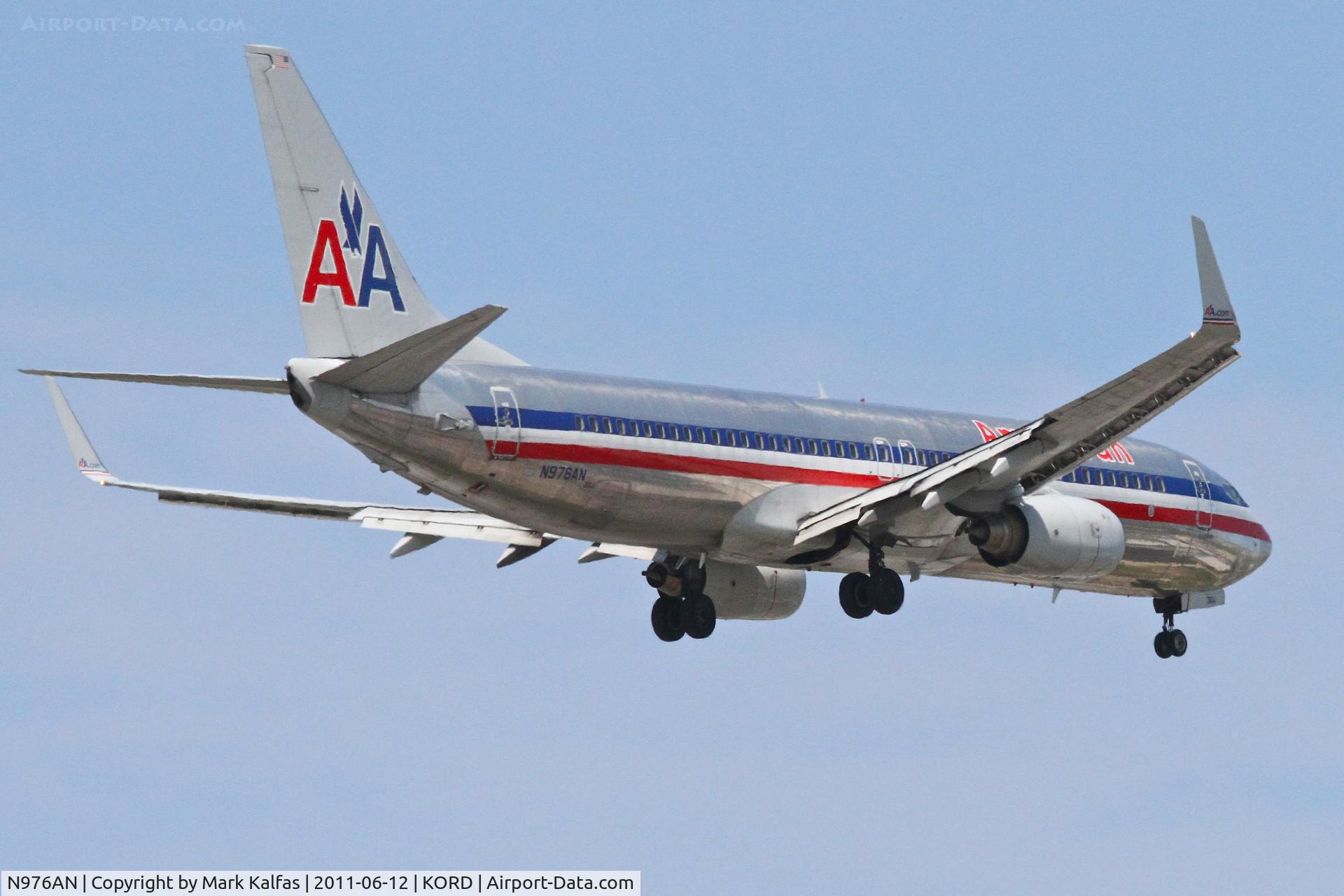 N976AN, 2001 Boeing 737-823 C/N 30099, American Airlines Boeing 737-823, AAL1760 arriving from KLAS, RWY 10 approach KORD.