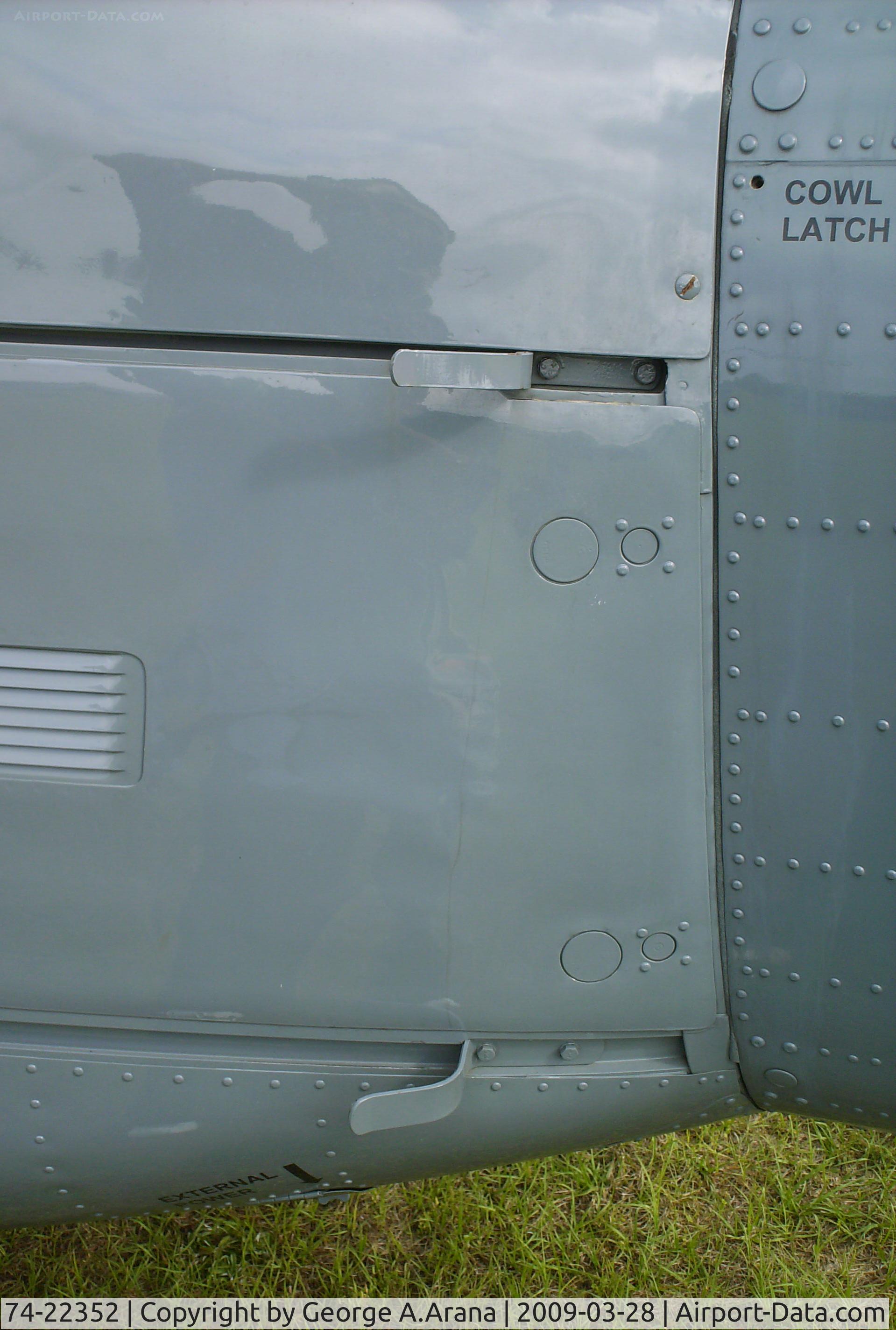 74-22352, 1974 Bell UH-1H Iroquois C/N 13676, Port sliding door latches