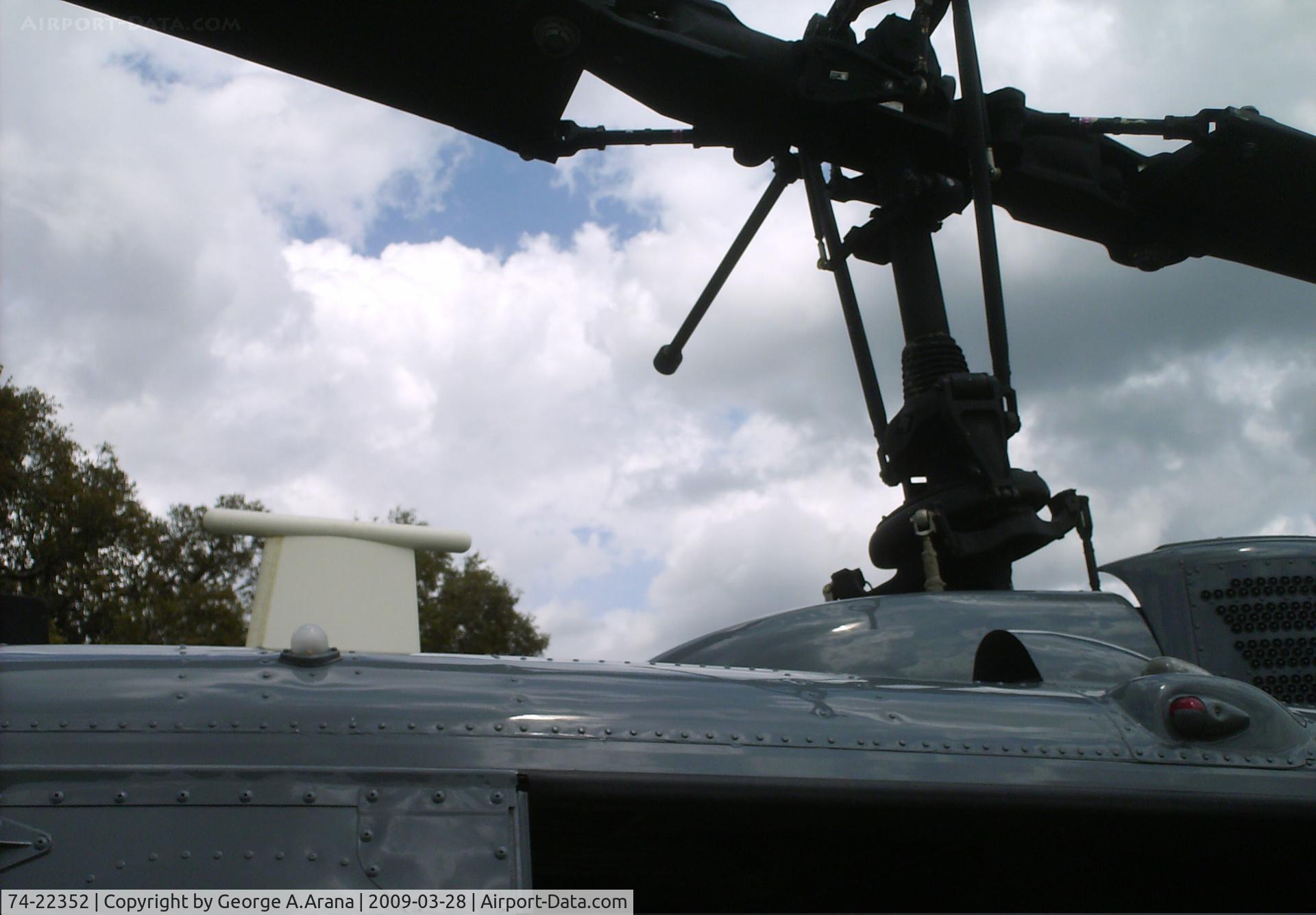 74-22352, 1974 Bell UH-1H Iroquois C/N 13676, Main rotor system as seen from port