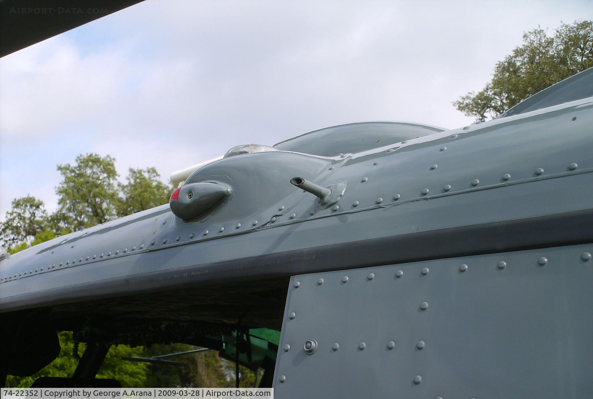 74-22352, 1974 Bell UH-1H Iroquois C/N 13676, Port upper navlight