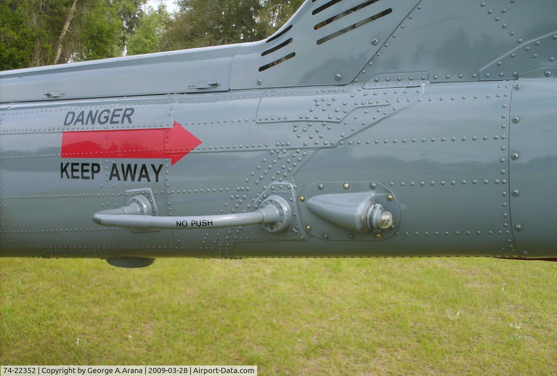 74-22352, 1974 Bell UH-1H Iroquois C/N 13676, Port side tail navlight and antenna