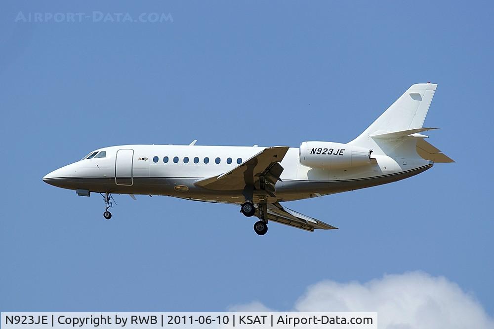 N923JE, 1999 Dassault Falcon 2000 C/N 094, Landing 12R