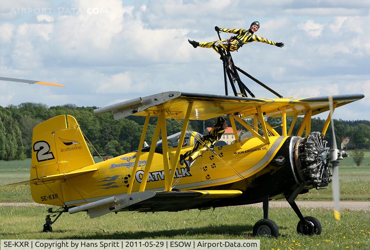 SE-KXR, 1973 Grumman G.164A Show Cat C/N 1120, Wing walker cats ready for action