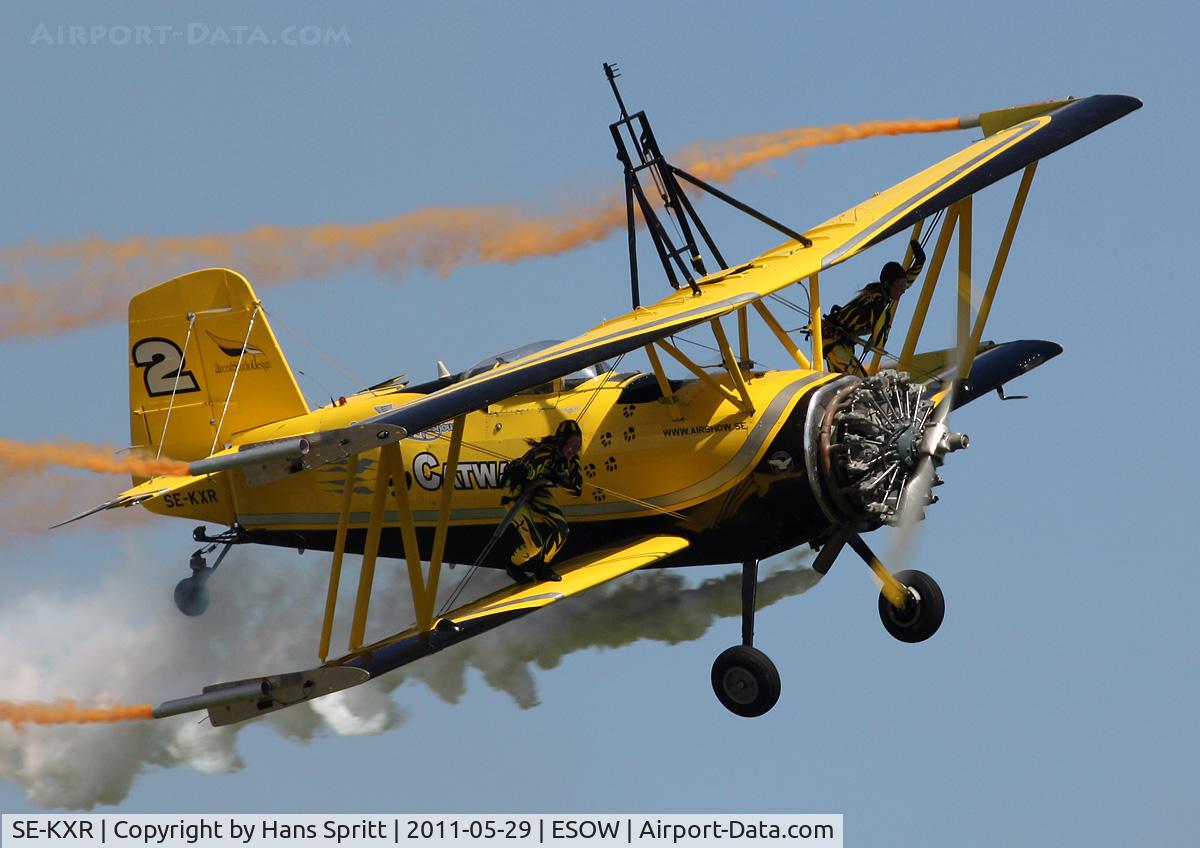SE-KXR, 1973 Grumman G.164A Show Cat C/N 1120, Wing walker cats in action at Hässlö Roll Out air show
