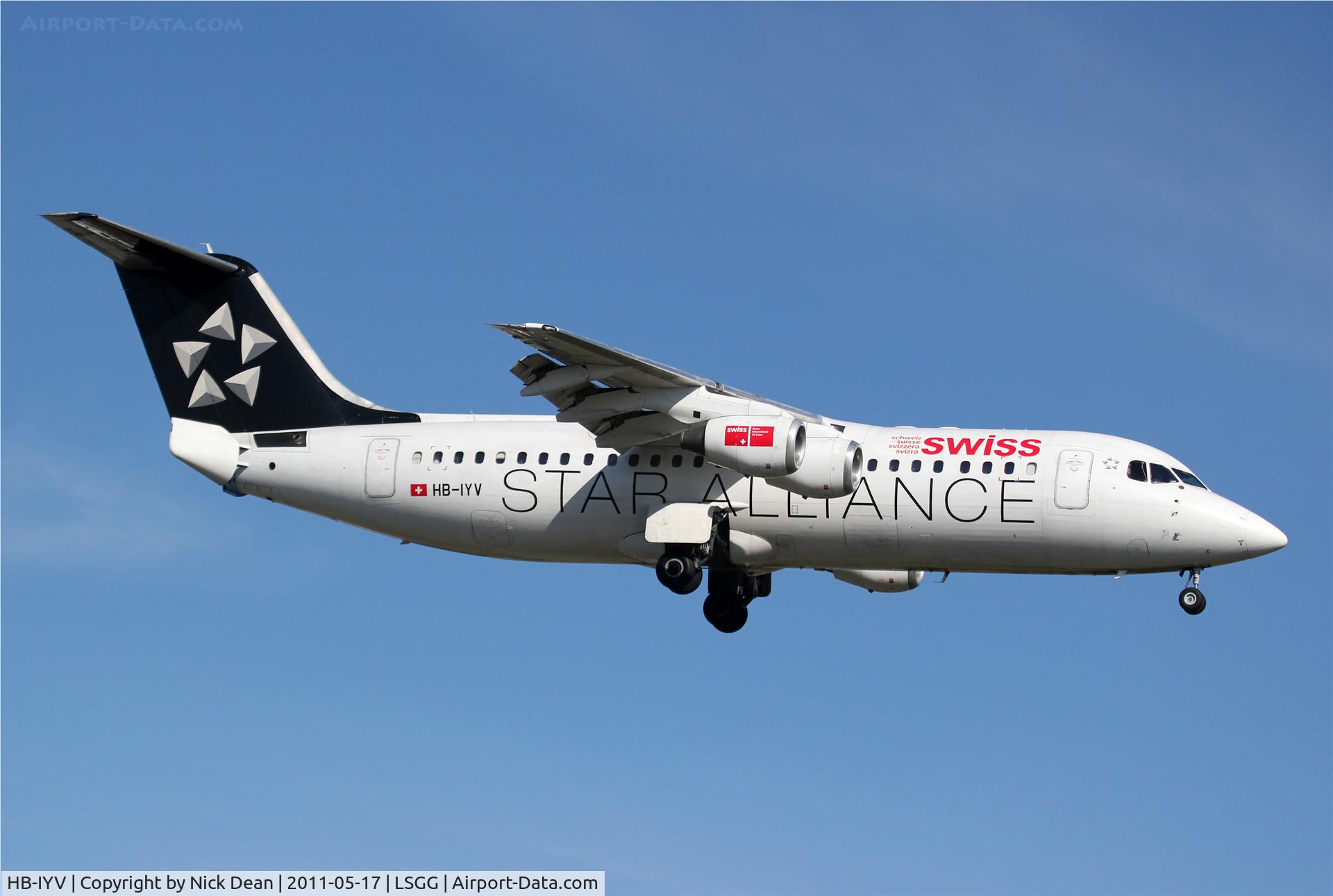 HB-IYV, 2000 British Aerospace Avro 146-RJ100 C/N E3377, LSGG/GVA