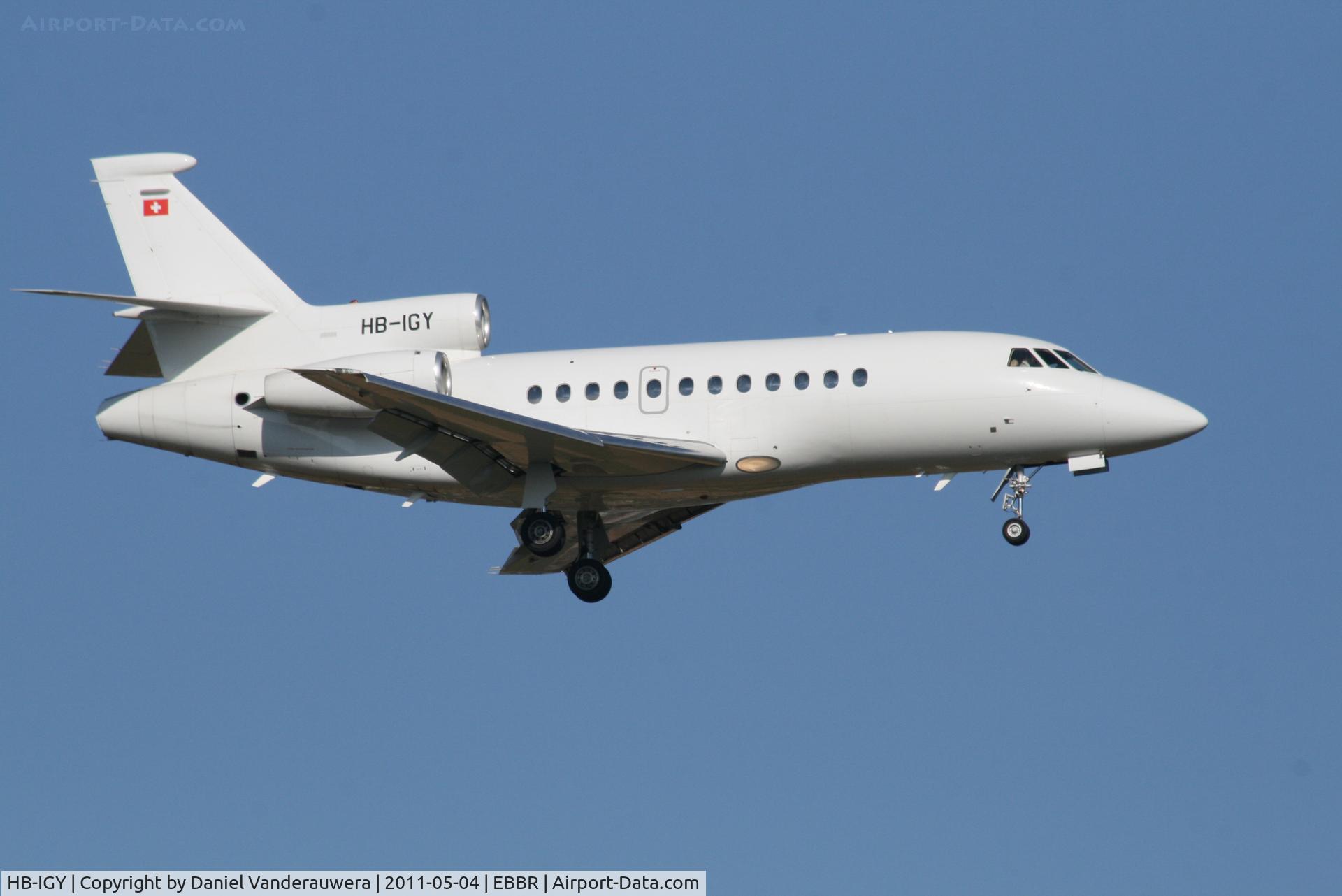 HB-IGY, 2001 Dassault Falcon 900EX C/N 95, Descending to RWY 02