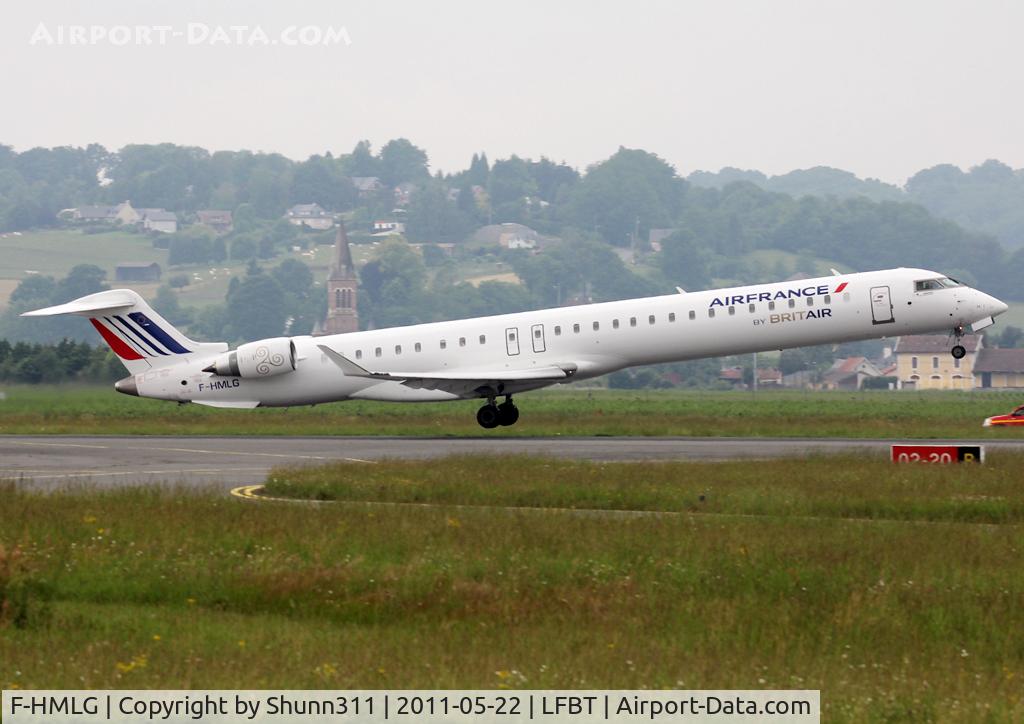 F-HMLG, 2011 Bombardier CRJ-1000EL NG (CL-600-2E25) C/N 19012, Taking off rwy 02