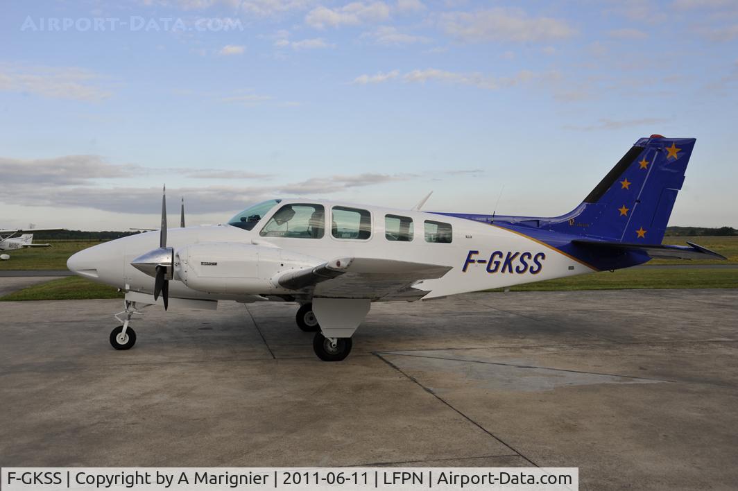 F-GKSS, 1971 Beech 58 Baron C/N TH-154, Early June morning at Toussus